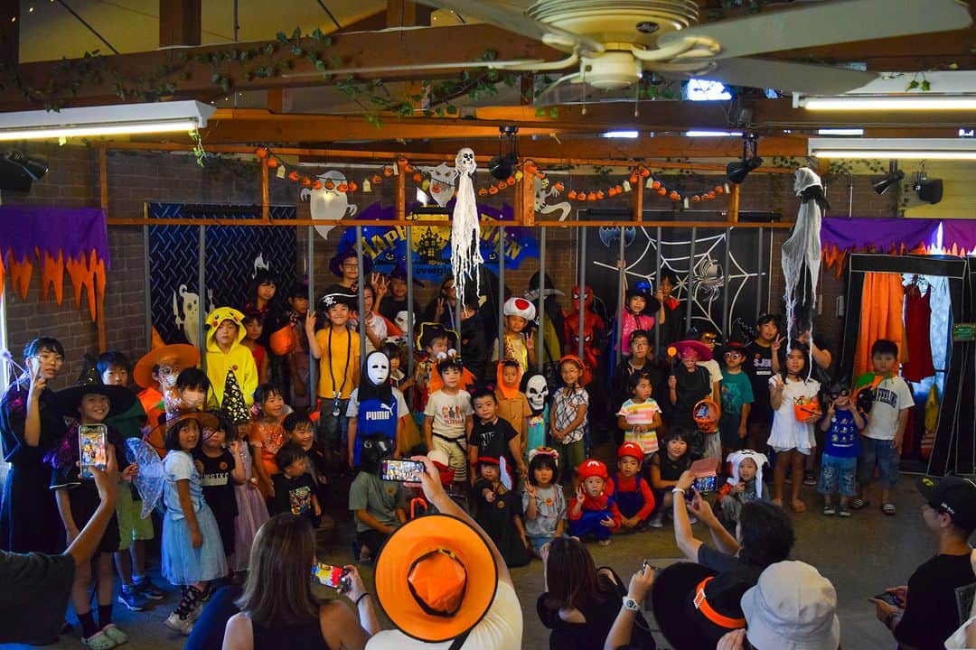 伊勢志摩エバーグレイズのインスタグラム：「【伊勢志摩エバーグレイズ】 ハロウィンパーティー開催日はベストコスチュームアワードを開催!🎩👕👖 皆さんとてもステキな仮装でした✨  #伊勢志摩エバーグレイズ #グランピング #エバキャン #グランピング #アメリカン #アウトドア #リゾート #キャンプ #三重県 #伊勢志摩 #志摩市 #三重旅行  #ファミリーキャンプ #ファミキャン #オートキャンプ #三重県キャンプ場 #犬とキャンプ #ハロウィン  #everglades #glamping #resort #camping #camp #iseshima」
