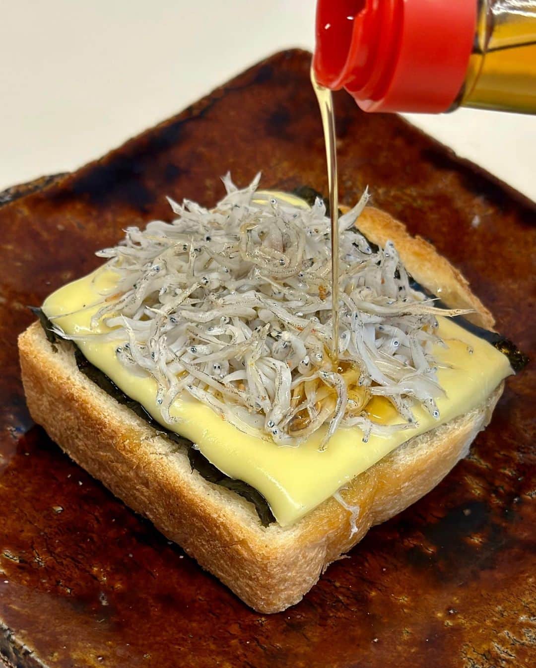 秋山具義さんのインスタグラム写真 - (秋山具義Instagram)「『しらす創り七代目 山利』の 釜あげしらすで、しらす海苔チーズトーストめちゃくちゃ旨〜い！ ⁡ 【作り方】 食パンにバター塗ってその上に海苔を敷いてスライスチーズを2枚のせてしらすをたっぷりのせてオーブントースターで焼いて、お皿の上で胡麻油たっぷりかけて出来上がり。 ⁡ #しらす創り七代目山利 #グギメシ #具義朝食2023」9月20日 10時02分 - gugitter
