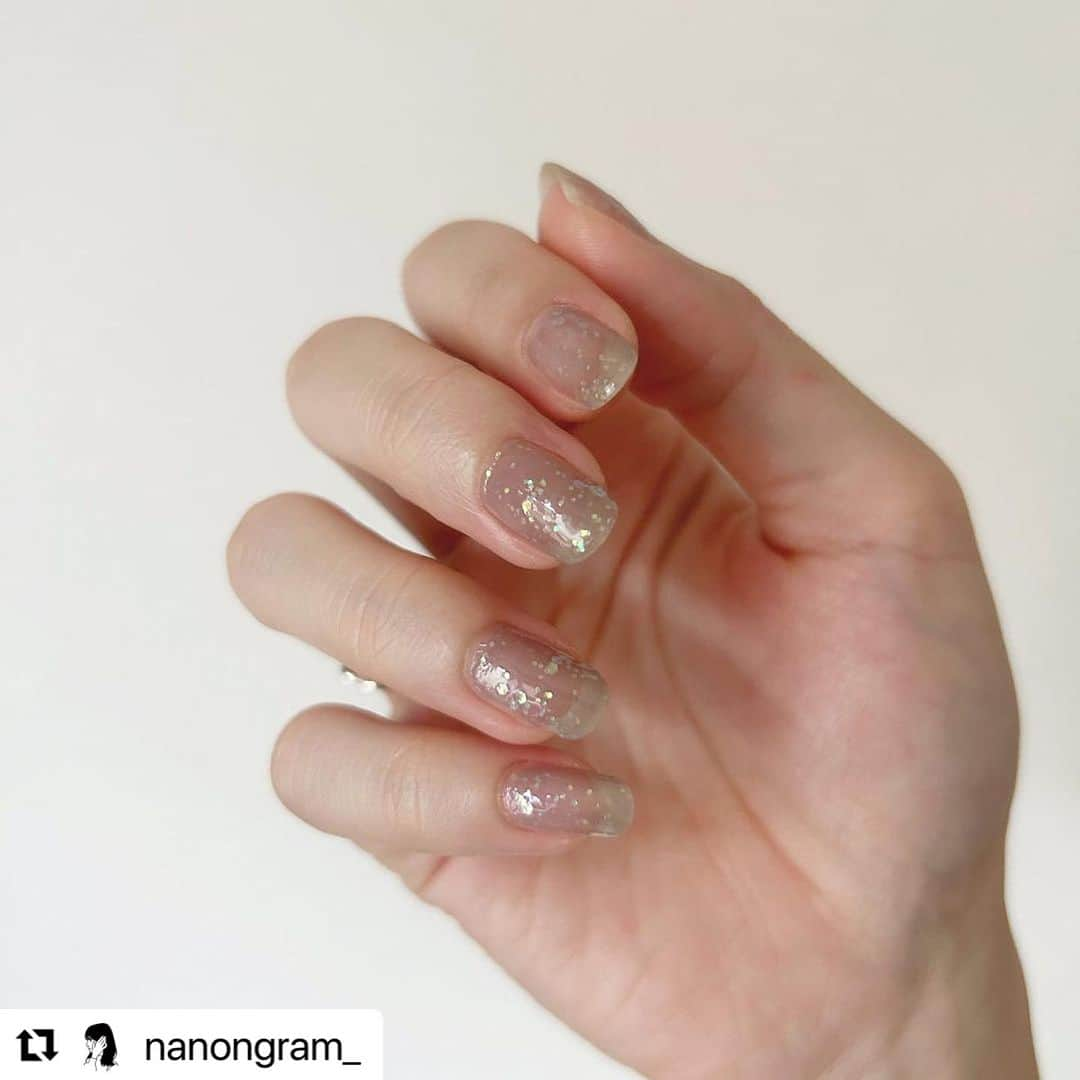 【PLANET NAIL（プラネット ネイル）】公式さんのインスタグラム写真 - (【PLANET NAIL（プラネット ネイル）】公式Instagram)「✰✰✰✰✰✰✰✰✰✰✰✰✰✰✰✰ PLANET Girl🪐 @nanongram_ さま♡  新色PLH04エトワールグレー を使った　たまらなくお洒落なネイルデザインをご紹介させていただきます😌✨  ╍ ╍ ╍ ╍ ╍ ╍ ╍ ╍ ╍ ╍ ╍ ╍ ╍ ╍ ╍ ╍ ╍  。 改めまして、この度PLANETNAIL公式アンバサダー 「 #プラネットガール2023 」 を務めさせていただくことになりました✨🙇‍♂️  こだわりを感じるPLANETNAIL様のカラーの魅力を伝えたい！ という思いと、ネイルをする楽しさや喜びを発信したい！ という思いからアンバサダーに応募しました😭💕 初の試みにドキドキです…！  最近特にラメネイルのアレンジや 組み合わせを考えるのが趣味になりつつあるので、 投稿を楽しんでいただけると嬉しいです👀 6ヶ月間よろしくお願いします💫  。 今回ご紹介させていただくのは 9/11発売の新色ハードナーです‼️  ラメなのにハードナーって珍しい！ と思っていたので、ワクワクしていました！ グレーが肌なじみ良く、さらにラメもさりげなく入っているので ワンカラーでも楽しめます🥰🥰 左手のうねうねネイルもお気に入りです  ••┈┈••✼••┈┈••✼••┈┈••✼••┈┈••✼ 使用したネイル  ラメネイル @planet.jp  #エトワールグレー  #plb04   ベージュ @etseq.jp  #ld1478   #ネイル #セルフネイル #ネイル好きさんと繋がりたい #セルフネイラー #セルフネイラーさんと繋がりたい #うねうねネイル #nail #planetnail #プラネットネイル #planetgirl #新作コスメ2023」9月20日 10時12分 - planet.jp