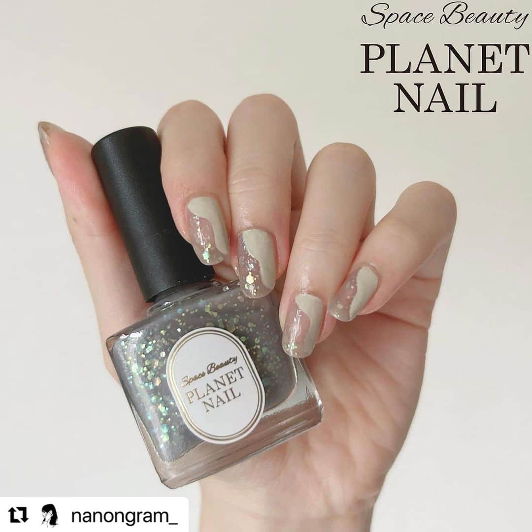 【PLANET NAIL（プラネット ネイル）】公式さんのインスタグラム写真 - (【PLANET NAIL（プラネット ネイル）】公式Instagram)「✰✰✰✰✰✰✰✰✰✰✰✰✰✰✰✰ PLANET Girl🪐 @nanongram_ さま♡  新色PLH04エトワールグレー を使った　たまらなくお洒落なネイルデザインをご紹介させていただきます😌✨  ╍ ╍ ╍ ╍ ╍ ╍ ╍ ╍ ╍ ╍ ╍ ╍ ╍ ╍ ╍ ╍ ╍  。 改めまして、この度PLANETNAIL公式アンバサダー 「 #プラネットガール2023 」 を務めさせていただくことになりました✨🙇‍♂️  こだわりを感じるPLANETNAIL様のカラーの魅力を伝えたい！ という思いと、ネイルをする楽しさや喜びを発信したい！ という思いからアンバサダーに応募しました😭💕 初の試みにドキドキです…！  最近特にラメネイルのアレンジや 組み合わせを考えるのが趣味になりつつあるので、 投稿を楽しんでいただけると嬉しいです👀 6ヶ月間よろしくお願いします💫  。 今回ご紹介させていただくのは 9/11発売の新色ハードナーです‼️  ラメなのにハードナーって珍しい！ と思っていたので、ワクワクしていました！ グレーが肌なじみ良く、さらにラメもさりげなく入っているので ワンカラーでも楽しめます🥰🥰 左手のうねうねネイルもお気に入りです  ••┈┈••✼••┈┈••✼••┈┈••✼••┈┈••✼ 使用したネイル  ラメネイル @planet.jp  #エトワールグレー  #plb04   ベージュ @etseq.jp  #ld1478   #ネイル #セルフネイル #ネイル好きさんと繋がりたい #セルフネイラー #セルフネイラーさんと繋がりたい #うねうねネイル #nail #planetnail #プラネットネイル #planetgirl #新作コスメ2023」9月20日 10時12分 - planet.jp