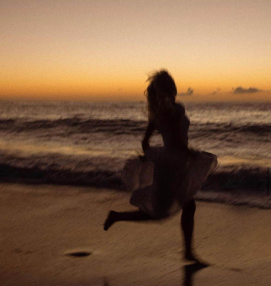 ポピー・モンゴメリーのインスタグラム：「Sunset is my favorite color」