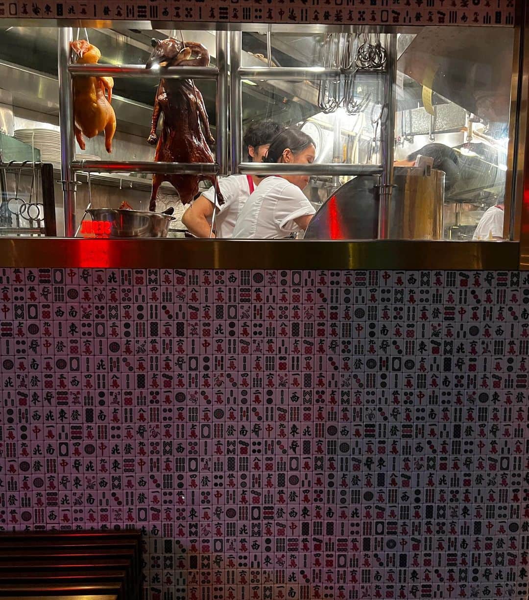 村上瑠美奈さんのインスタグラム写真 - (村上瑠美奈Instagram)「初香港🇭🇰  活気があってエネルギッシュ🔥 ネオンが明るくて色んな国の人がいて楽しい街🌃👳🏽‍♂️👨🏻‍🦰👩🏽  最後のサ○にゃん…？ 心を失くしたサ○にゃん🥹  #hongkong #hongkongtrip #香港ショッピング#香港旅行 #香港美食#hongkongtravel #sacaiskirt」9月20日 10時05分 - ruminamurakami