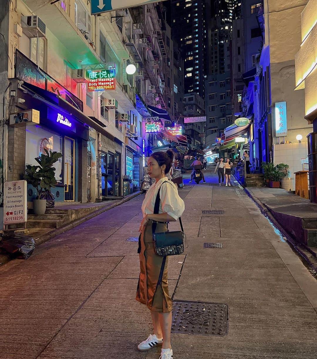 村上瑠美奈のインスタグラム：「初香港🇭🇰  活気があってエネルギッシュ🔥 ネオンが明るくて色んな国の人がいて楽しい街🌃👳🏽‍♂️👨🏻‍🦰👩🏽  最後のサ○にゃん…？ 心を失くしたサ○にゃん🥹  #hongkong #hongkongtrip #香港ショッピング#香港旅行 #香港美食#hongkongtravel #sacaiskirt」