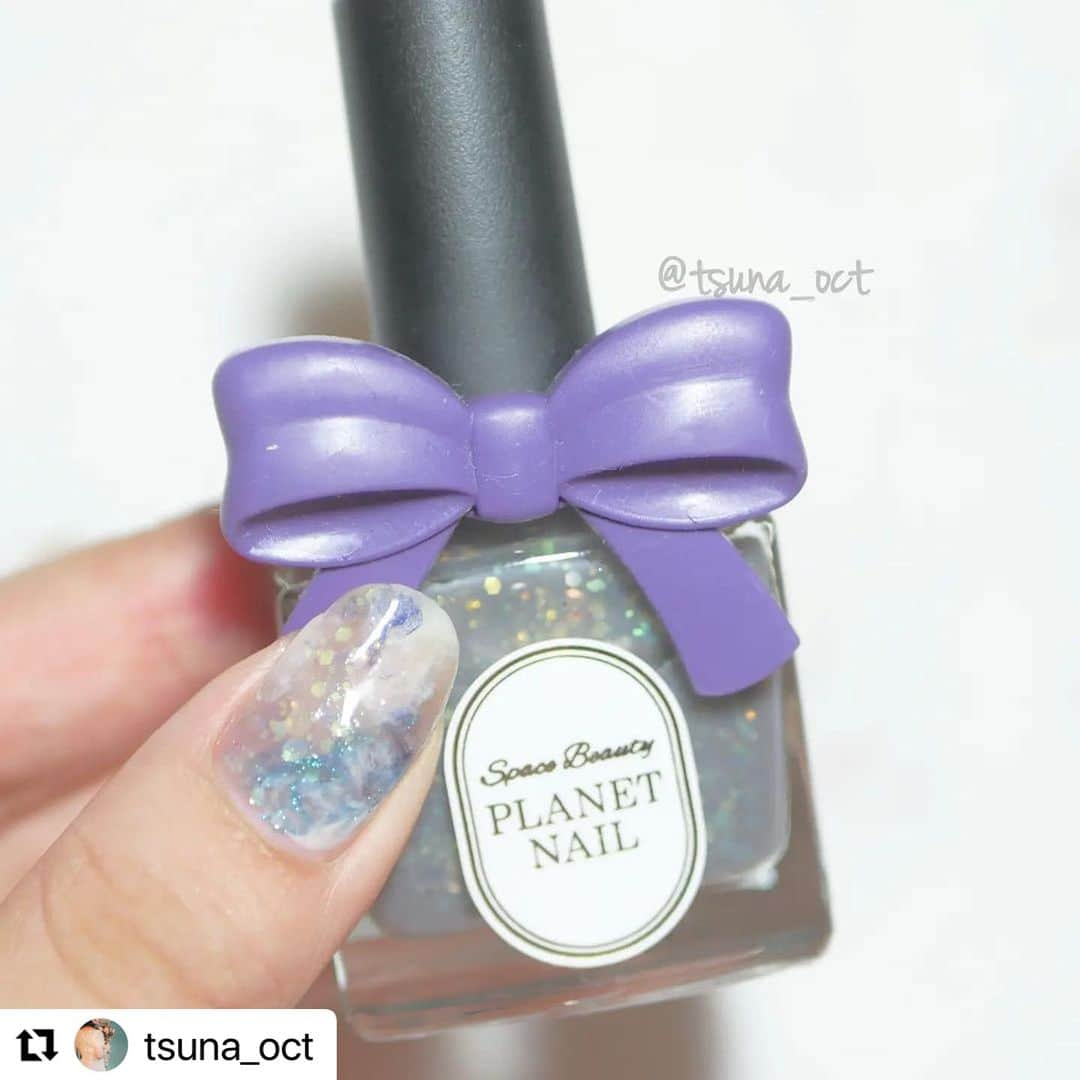 【PLANET NAIL（プラネット ネイル）】公式さんのインスタグラム写真 - (【PLANET NAIL（プラネット ネイル）】公式Instagram)「✰✰✰✰✰✰✰✰✰✰✰✰✰✰✰✰ PLANET Girl🪐 @tsuna_oct さま♡  新色PLH04エトワールグレー を使ったブルー＆グリーンのまるで 大理石のような素敵なネイルデザインをご紹介させていただきます✨ ╍ ╍ ╍ ╍ ╍ ╍ ╍ ╍ ╍ ╍ ╍ ╍ ╍ ╍ ╍ ╍ ╍  💅🏻💅🏻⁡ .⁡ ⁡⁡ ⁡ストーリーでは報告しましたが、この度プラネットネイル公式アンバサダー『 #プラネットガール2023 』を務めさせていただくことになりました🌈🌈⁡ ⁡.⁡ ⁡⁡ ⁡募集要項を見た時に、「1人でも多くのたくさんの女性が、指先から叶うキラキラ輝ける未来を創り続けたい」という熱い思いが綴られていて。⁡ 私がネイルで叶えたい夢とすごく一致しているように感じて、絶対に選ばれたい！！って思っていたので、2次選考の面談ではその思いをきっと必要以上に語ってしまいました…😂😂⁡ ⁡選んでもらえたってことは、伝わった…のかな？🥹⁡ ⁡. 普段自由気ままに投稿したり推し活したりしてるけど、私は、セルフネイルを気軽に楽しむ人が1人でも多く増えて欲しい、と思っています。⁡ ⁡お出かけの時に化粧品や服を選ぶように色を選んだり、推しへの愛情をめいっぱい詰め込んだり、人によって様々な楽しみ方ができるのがセルフネイル最大の魅力。 選んでもらったからには、色んな挑戦をして、色んな形でセルフネイルの楽しさを伝えられたらいいな、と思っています！✨✨⁡ ⁡.⁡ ⁡⁡ ⁡長々と語ってしまいましたが、半年間どうぞよろしくお願い致します✌🏻🫧🫧⁡ ⁡.⁡ ⁡⁡ ⁡そして！今回ご紹介するのは、9/11発売の新色ハードナー💭 ⁡.⁡ ⁡塗るだけでぷっくりツヤ爪が叶うハードナーから、初のラメ入りが登場！✨✨⁡ ⁡こういう、爪を綺麗に見せる系では珍しい、グレーがベースのカラーです👏🏻⁡ .⁡ ⁡⁡ ⁡サッと塗って見た感想としては、ラメが全然凸凹しない！！！😳⁡ ⁡ホロポリってどうしてもホログラムが浮いて来ちゃって、トップコート塗っても凸凹してる…引っかかる……ってこと多いと思うんですが、これは表面滑らか🥳🥳⁡ ホロポリに苦手意識ある方でも使いやすいと思います👍🏻⁡ ⁡.⁡ ⁡意外と肌に馴染むグレーで、ベタ塗りで爪を綺麗に見せながらもキラキラ可愛い仕上がりです🥰 ⁡⁡そして、グレーなのでどんな色にも合う✌🏻✌🏻⁡ ⁡今回はブルー×グリーンと合わせましたが、色んな色と組み合わせて遊べそうです🫶🏻⁡ ⁡.⁡ ⁡⁡ ⁡使用品は、⁡ ⁡・@planet.jp ⁡ ⁡ #プラネットネイル PLH04  #エトワールグレー ⁡.⁡ ⁡・⁡@pa_nail ⁡ ⁡ #paワンダーネイル RWN-12⁡ ⁡・@nailholic_kose ⁡ ⁡ #ネイルホリック  #BL926  #GR712 .⁡ ⁡です💭💭⁡ ⁡.⁡ ⁡⁡ ⁡シールは@mika__youtube さんの💓⁡ ⁡.⁡ ⁡⁡ ⁡新色、是非チェックしてみてください🥰🥰⁡ ⁡塗ったら絶対にハマる沼カラーです🫣⁡ ⁡.⁡ ⁡ #tsuna_planetnail  #planetnail ⁡ ⁡.⁡ ⁡⁡ ⁡ #tsuna_naildesign  #tsuna_bluenail  #ニュアンスネイルデザイン  #ラメネイル  #グリッターネイル  #ポリッシュネイル  #時短ネイル  #初心者ネイル  #簡単ネイル  #セルフネイル  #paネイル  #ワンダーネイル  #nailholic  #きらきらネイル  #秋ネイル  #秋ネイルデザイン  #秋ネイル2023  #Selfnail  #polishnails」9月20日 10時08分 - planet.jp