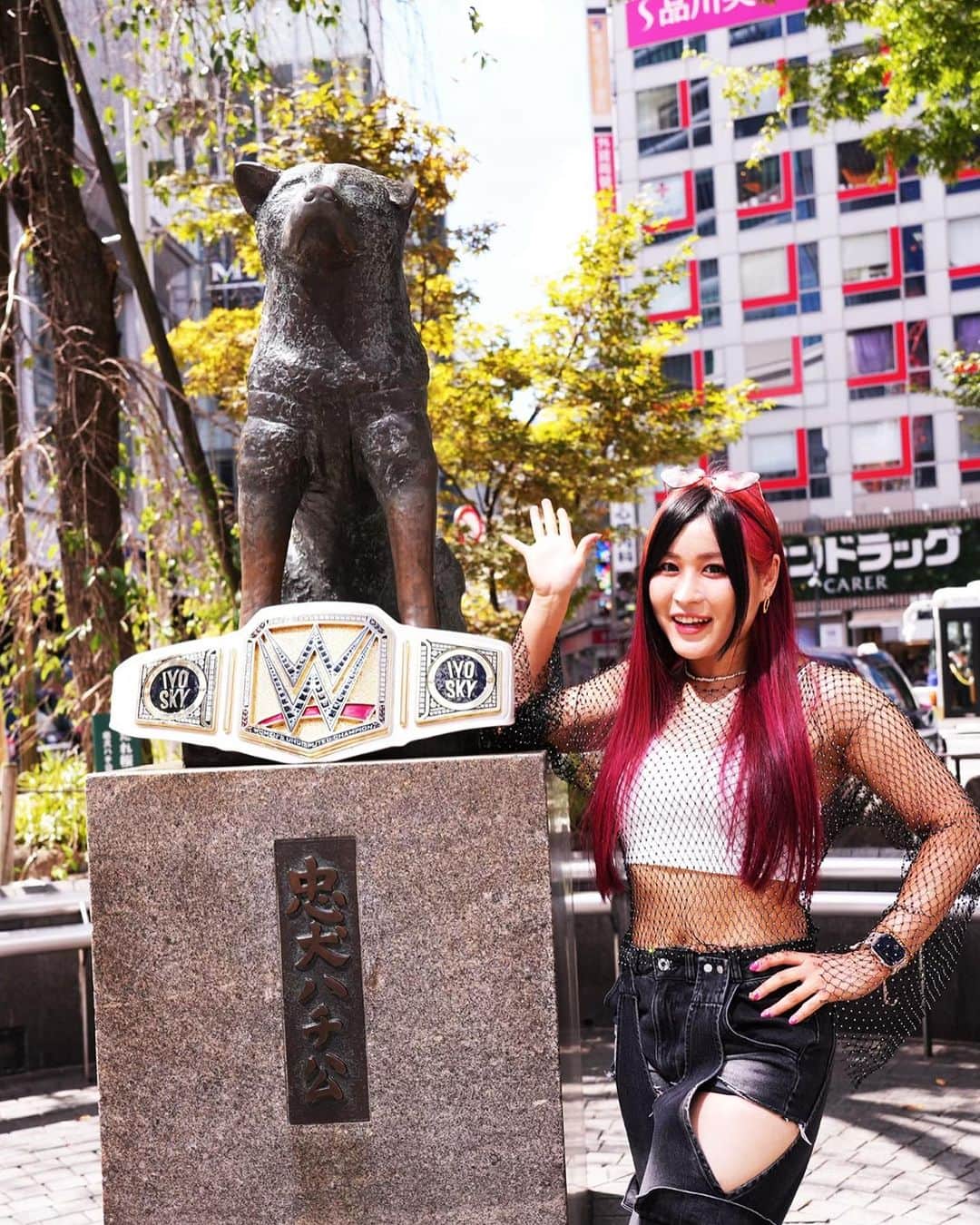 紫雷イオさんのインスタグラム写真 - (紫雷イオInstagram)「The WWE Women’s Champion homecoming to Tokyo!!✨  #shibuya #hachiko #japan #iyosky #渋谷スクランブル交差点 #smackdown   Photo by @depomart916 Noboru Okawa」9月20日 10時21分 - iyo_sky