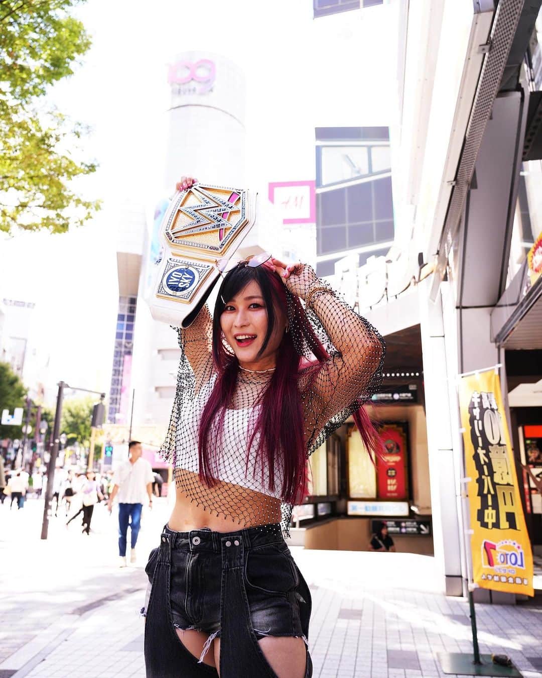 紫雷イオさんのインスタグラム写真 - (紫雷イオInstagram)「The WWE Women’s Champion homecoming to Tokyo!!✨  #shibuya #hachiko #japan #iyosky #渋谷スクランブル交差点 #smackdown   Photo by @depomart916 Noboru Okawa」9月20日 10時21分 - iyo_sky