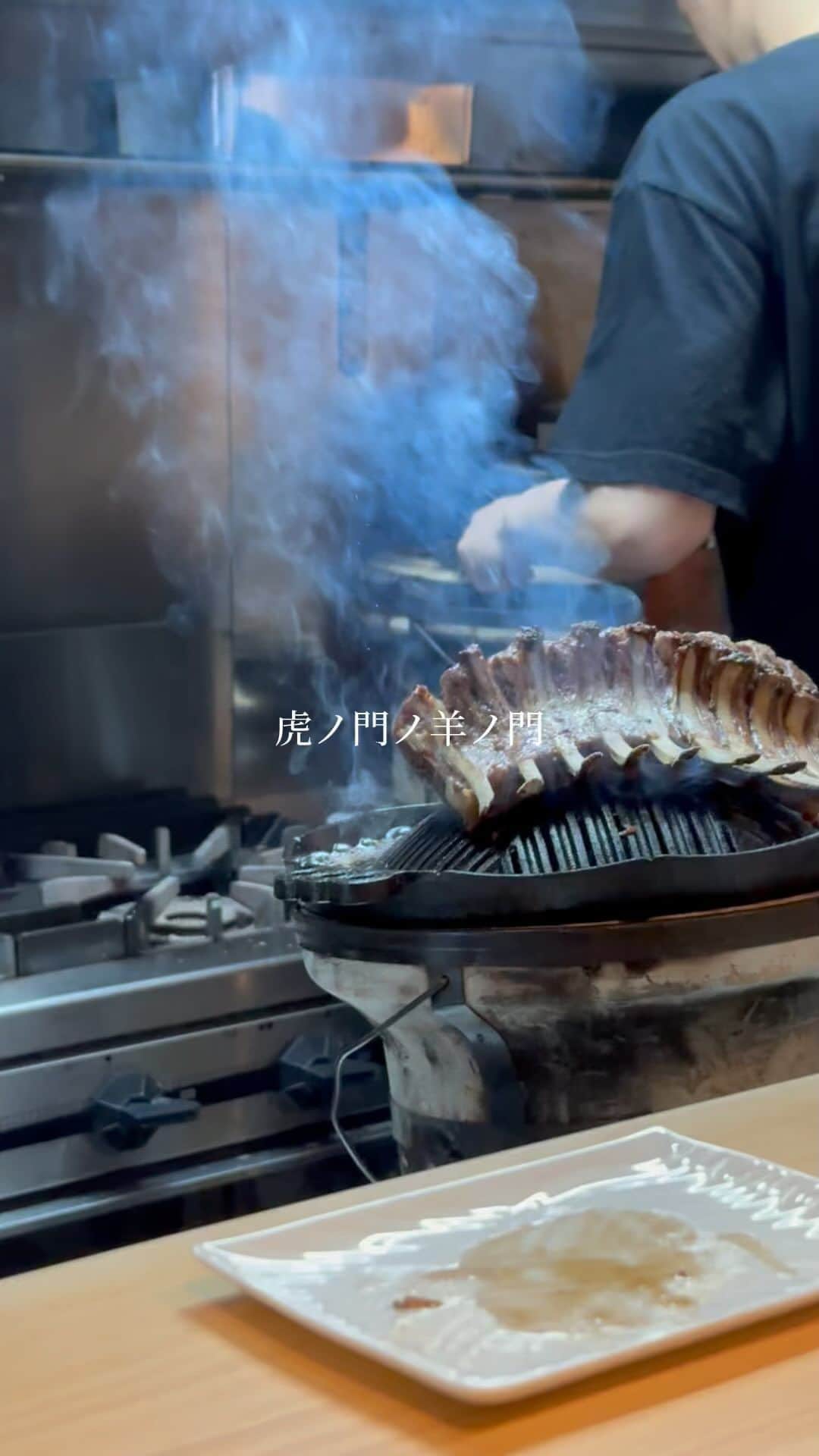 "TERIYAKI" テリヤキ編集部のインスタグラム：「東京・虎ノ門にあるジンギスカン専門店「虎ノ門/羊ノ門」。  麻布十番や神楽坂にある「羊SUNRISE」に行ったことがあり、羊SUNRISEのスタッフと繋がってる人しか行くことができないお店。  割烹スタイルのお店でカウンターの目の前でオーナーの関澤さんが丁寧に焼いてくれる。  色々な産地の羊肉をジンギスカン鍋で焼いたり、羊出汁の冷麺(秋田のたかむらさんの麺を使用）、火鍋が出てきたり、魯肉飯出てきたりと、ジンギスカン以外も色々と楽しむことができるのも嬉しい。  最初から最後まで羊肉のオンパレードで、羊肉が好きな人にはたまらないし、羊肉が苦手の人も食べたら羊の概念が大きく変わること間違いなし。  ​⁠​⁠ #虎ノ門羊ノ門  #虎ノ門ヒルズ  #ジンギスカン」