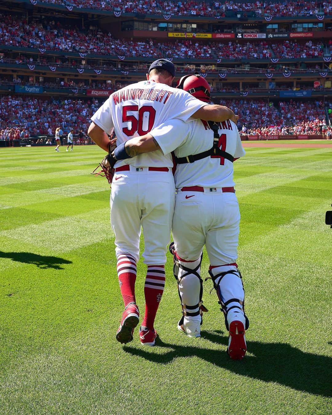 セントルイス・カージナルスのインスタグラム：「“I thought about Yadi last night a lot…” ❤️  Adam Wainwright reflects on the incredible support of his teammates throughout the years on the road to 2️⃣0️⃣0️⃣ wins.」