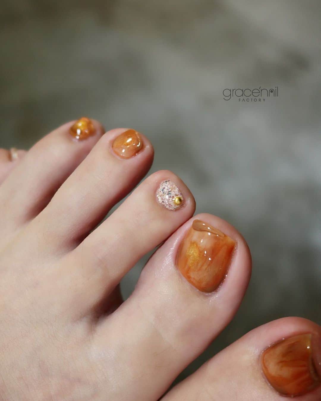 のインスタグラム：「フットも秋色に突入🫶  #フットデザインコースgnf  @gracenailfactory_kanon   ______________________ 《grace'nail factoryのこだわり》  ✔︎design policy ネイルは一番身近な芸術 お客様の満足、感動、好奇心を満たす、オリジナルアートのクリエイションにつとめております  ✔︎育爪policy お爪本来の力を育つよう 丁寧なケア、爪質改善のためのアプローチを行なっています  ・アセトン不使用（当店オフの場合」 ・フィルイン ・ウォーターケア付き ・お爪周りの角質ケア  お爪の健康を大切にしていきたい方 、爪質改善を求めている方、ジェルネイルの持ちを良くしたい方に 喜ばれています  ✔︎おもてなしpolicy お客様が【ここへ来たら元気になれる】と喜んでいただけるような〝心〟ある空間づくりを大切にしています  ✔︎エシカルへの取り組み 人への影響だけではなく、地球環境に配慮した良質な商材選びにこだわっています  ——  @gracenailfactory   大阪市西区南堀江1-21-9 南堀江ビル2階  ☞堀江公園のすぐそば ☞レンガ色の入り口  定休日/木曜日 平日10:00-18:30（最終受付） 土日祝11:00-18:30（最終受付）  #堀江ネイル　#マグネットネイル大阪 #大阪ネイルサロン #ウォーターケアのあるサロン  #育爪ネイルサロン  #フィルイン大阪 #個性派ネイル大阪 #カジュアルネイル大阪 #南堀江ネイルサロン #堀江ネイル #ニュアンスネイル大阪  #フットネイル大阪 #インクアート大阪  #ミラーネイル #大人カジュアルネイル #ネイリスト採用大阪 #巻き爪ケア大阪 #네일 #泡ネイル #バブルネイル #ネイリスト求人大阪 #秋ネイル #nail」