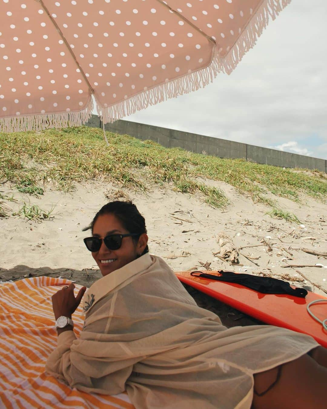 清宮佑美さんのインスタグラム写真 - (清宮佑美Instagram)「endless summer🌻🧡 今年の夏の思い出の象徴の灼けた肌にホワイトのbreitling スーパーオーシャンが映える🐚 @breitling_japan  サーフィンして、ビーチでのchillな時間も完全防水で砂にも強いブライトリングなら安心😌  #breitling #mybreitling  #ブライトリング #superocean #スーパーオーシャン #squadonamission #時計女子 #ブライトリング女子  #サーフィン」9月20日 10時34分 - yuumi_seimiya