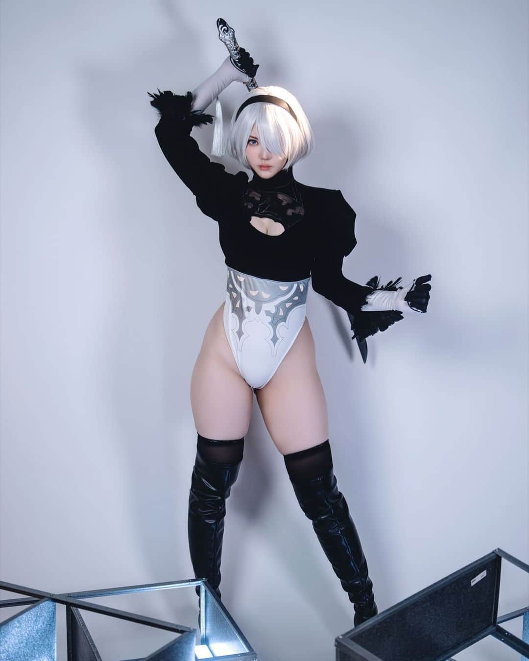 YingTzeのインスタグラム：「2B 🖤   Fun fact : My good face angle is my left side but it’s covered by wig so I had to show my right side of the face more during this photoshoot 🤣  2B is Set C for this month’s Patr3on Set ✨ All photo sets will be available on 26th Sept ! Link in bio   📸 @prestonles.ig  Studio @peoplegraphy」