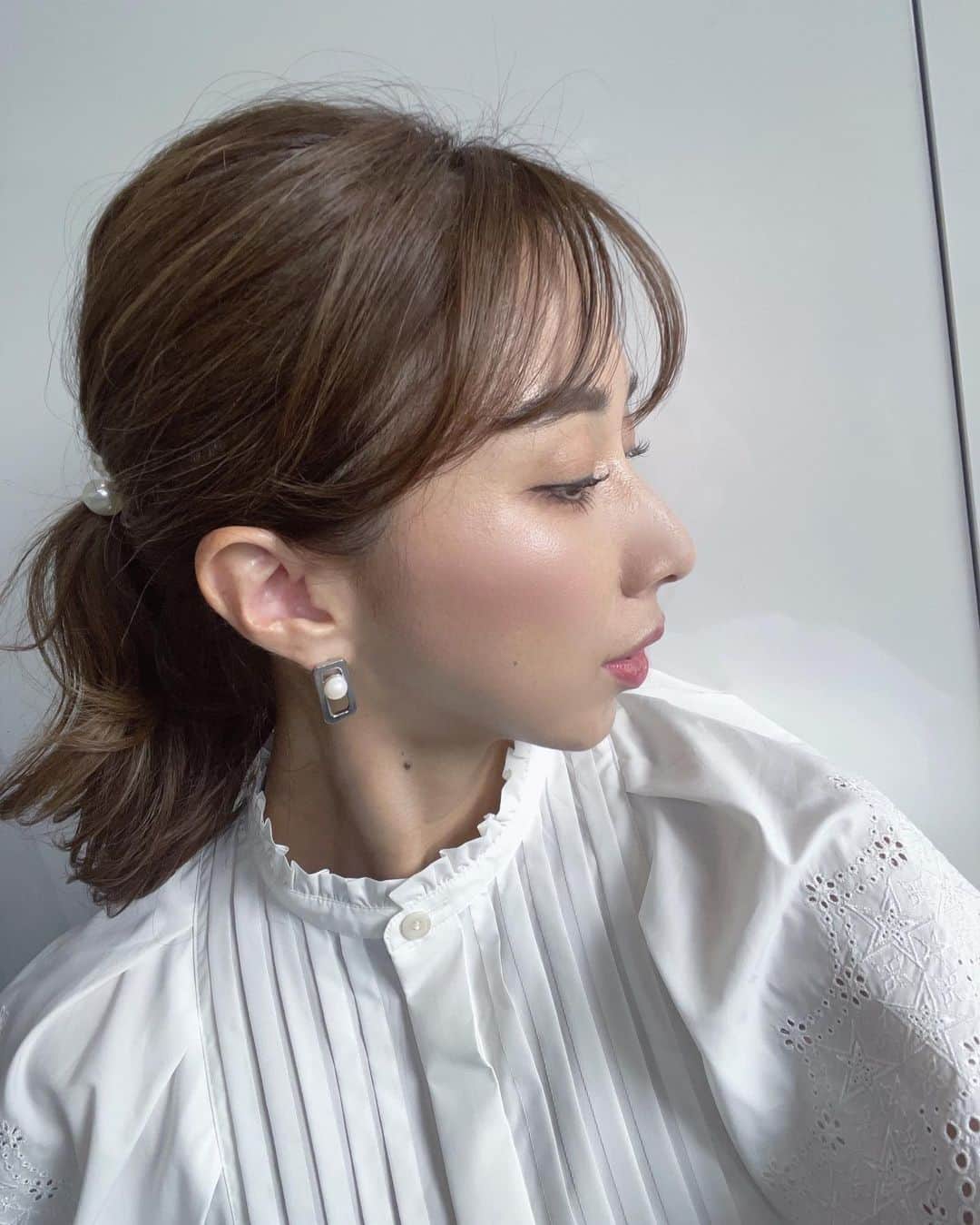 吉川まあこさんのインスタグラム写真 - (吉川まあこInstagram)「✴︎ ‎𓊆下地見直し𓊇 #maako_beauty  写真に写ったがお色、メイク後の顔色に『ん？』となり始めたらファンデじゃなくて#メイクベース 下地を変えよう‪ ·͜·  もともと人気の#tirtir の#化粧下地 から先月新色が登場❣️ @tirtir_jp_official   夕方の肌のくすみが気になったり、透明感アップを狙いたかったのでわたしはラベンダーの方を選び#パープルトーンアップ で解決💜  さらっとみずみずしいテクスチャーなのに夕方過ぎても乾燥気にならなかった❣️ しかも意外としっかりカバー力も発揮してくれる✨  これ一本で、肌のカラーコントロールができるからすっぴん風メイクからしっかりメイクまで使える万能アイテムよ💋  SPF30PA++もちょうどいい  お値段的にもプチプラだから悩み別で使えるように他カラー揃えてもいいね*°  #TIRTIR #PR #トーンアップエッセンス #カラーベース #トーンアップサンエッセンス #トーンアップベース」9月20日 10時47分 - maako_hinahina