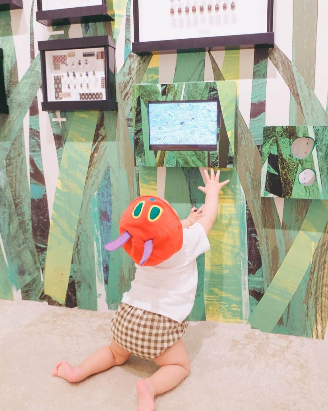 筒井萌子のインスタグラム：「*  　大好きな 　@play_park_eric_carle へෆ  .  　前回行った時はまだずり這いも出来なくて 　周りを見渡したりおもちゃで遊ぶだけだったけど 　今回はハイハイで自由に動き回っていて成長に感動𖦊  .  　遊び終わってベビーカーに乗せた瞬間爆睡でしたꉂꉂ◡̈⃝  .  　後日夫とも行ったほたて👶 　アート体験🎨感触遊びのワークショップがやってて 　参加してました❀´- 　絵の具ではなくお野菜や果物を使ってのアートだから 　口に入れても安心𐂂  　手足につくのが嫌であまり豪快にやらなかったみたい🤣 　色んな体験ができて親も子も楽しいෆ  　#エリックカール #エリックカールプレイパーク  　#はらぺこあおむし #baby  　#プレママ #出産準備 #生後3ヶ月 #両親学級　 　#プレママ教室 #baby #令和4年ベビー　 　#第一子 #秋生まれベビー #9月生まれ 　#育児日記 #子育て日記 #令和4年ベビー　 　#出産準備 #出産祝い #親子モデル #赤ちゃんモデル 　#ニューボーンフォト #子連れ旅行　 　#お食い初め #生後100日 #女の子ベビー 　#離乳食 #離乳食準備 #離乳食準備グッズ 　 #10か月ベビー #10ヶ月女の子」