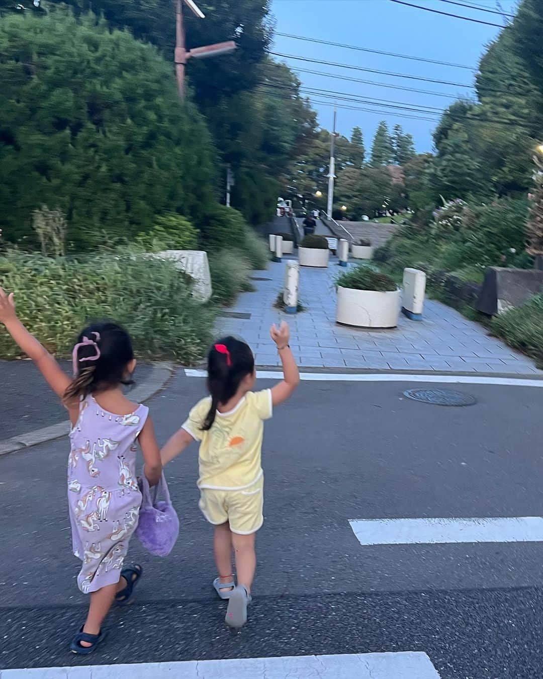 来夏さんのインスタグラム写真 - (来夏Instagram)「#💝 子どもとすごす日常🕊️  みんなで子育て👩‍👩‍👧‍👦 そんな感じが好きだ🫶  #fam #bff」9月20日 10時43分 - rairairaika