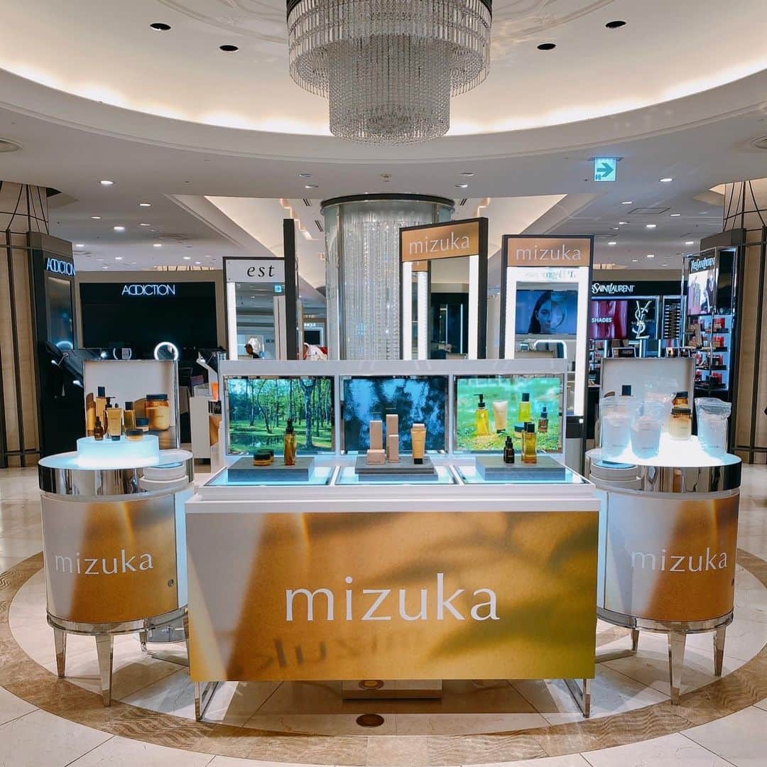 辺見えみりのインスタグラム：「@mizuka_cosme  popup 阪急うめだ本店2階 きれいきれいスタジオ 本日からです😌  皆さまのお越しをお待ちしてます♡  私は14時30分〜15時くらいに 売り場に行けそうですので、お時間合う方は、実際にmizukaを体験してみてください✨  #mizuka_cosme  #ミズカ」