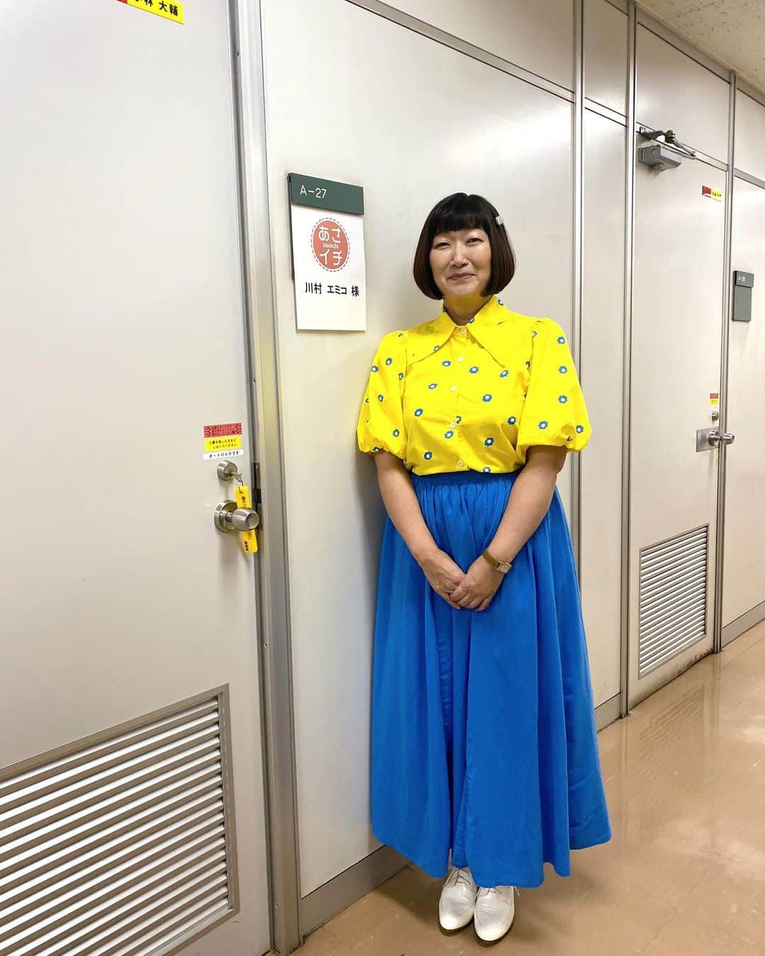川村エミコのインスタグラム：「NHK「あさイチ」 特集「ストップ目立ち毛穴！」 観ていただいた方 ありがとうございました！  勉強になりました！ まだまだ聞きたいことたくさんありました。  出来ることはがんばって、 あとは気にしない！で お肌と向き合いたいと思いました！  だって、生きてるんだもの！！ そりゃ毛穴も出るさ！ ✨😊✨😊✨😊 でも、 出来ることはやりたいから 終わった後も おさらいに必死でした！！  #NHK #あさイチ #nhkプラスで見逃し配信中   ✨😊💛  ありがとうございました！」