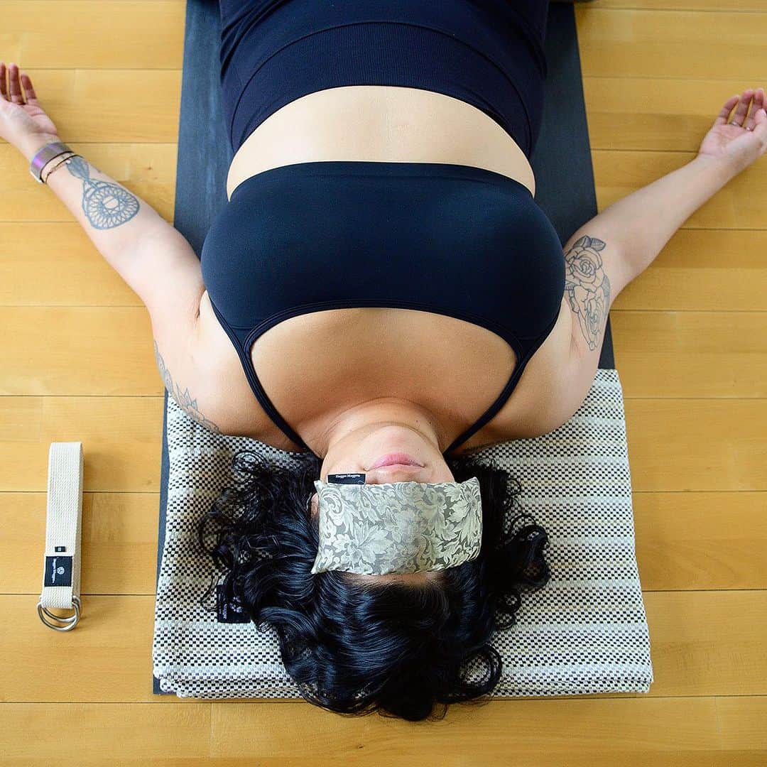 ハガーマガーのインスタグラム：「New product arrival! The Cotton Yoga Blanket offers the same robust support as a wool blanket, but is made with beautifully-woven 100% cotton.   Whether you're a seasoned yogi or just starting your journey, a blanket is a great addition to your practice. Yoga blankets are versatile—they can function like a bolster, be folded for additional support, or be used as a cozy throw for Savasana.   Visit huggermugger.com to explore the full range of colors and enhance your yoga practice with the Cotton Yoga Blanket.」