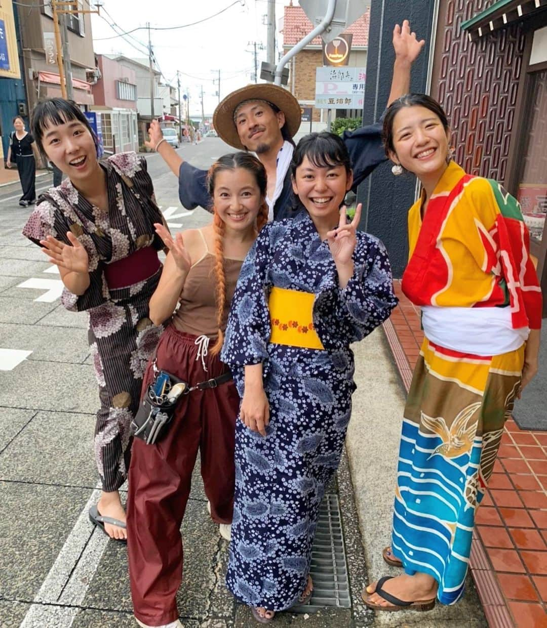 中島潮里さんのインスタグラム写真 - (中島潮里Instagram)「美容師、撮影、取材、 海外遠征、イベント主催、、 お仕事な夏！ ありがたやあ〜🥹🙏 . . いつも【エシカルファッション】で楽しんでます♻️🌏  . .  #ビーガンリップ#ビーガンコスメ#ヴィーガンコスメ#veganコスメ#ヴィーガンサロン#ビーガンリップ#オーガニックコスメだけでメイク#オーガニックコスメ#オーガニックコスメを選ぼう#ヴィーガンメイク#エシカルコスメ#ヴィーガンカラー#vegancolor#ビーガンカラー#エシカルファッション#エシカルファッションブランド#エシカル消費#sustainablefashion#サステナファッション#サステナブルファッション」9月20日 10時50分 - whyte_shiori