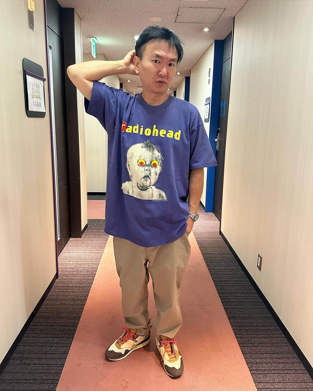 のインスタグラム：「。  昨日ファンクラブOMAETACHIのほうに載せた写真で首が細く写り過ぎてて体調を心配されましたが、写真写りなだけで痩せてません😂  2枚目が昨日の、1枚目が今日のです🛀🛀🛀  2枚目は確かに異様に首が細く写ってますな😂  2枚目の方はVCMの時にleeloo shibuyaさんで買わせてもらった時計仕掛けのオレンジTシャツ  映画は見てません🎞️聞いたことはあります✋  店長におすすめしてもらって即買いしました🦖首が細く見えてカッコいいです😂  1枚目はRADIO HEADのTシャツ🔥  曲、知りません。でも凄そうなの分かります。  発色が鮮やか過ぎず、ヴィンテージの良さが存分に出てるのではないでしょうか、わかりませんが  息子の幼稚園の送り、これ着ていったら息子からも息子の友達からも怖がられました😂😂😂  そうか、赤ちゃんの目が光ってたら怖いか😱  2度と幼稚園には着ていきません  #vcm  #ヴィンテージtシャツ  #radiohead  #時計仕掛けのオレンジ  #かまいたち山内」
