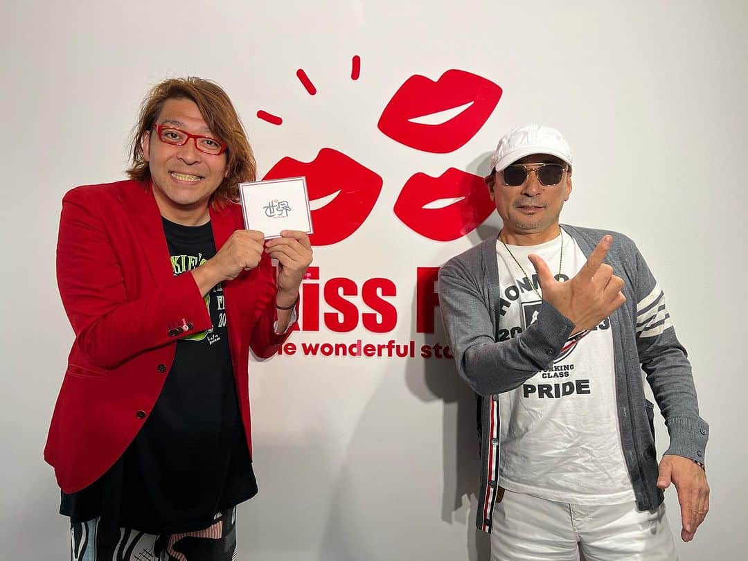 クレイジーケンバンド【公式】のインスタグラム：「Kiss FM KOBE「シャカリキ」生出演させていただきました。 クマガイタツロウさんありがとうございました！  午後は大阪に出現いたします。  byスタッフ  #クレイジーケンバンド #crazykenband #横山剣 #世界 #KissFMKOBE #神戸」