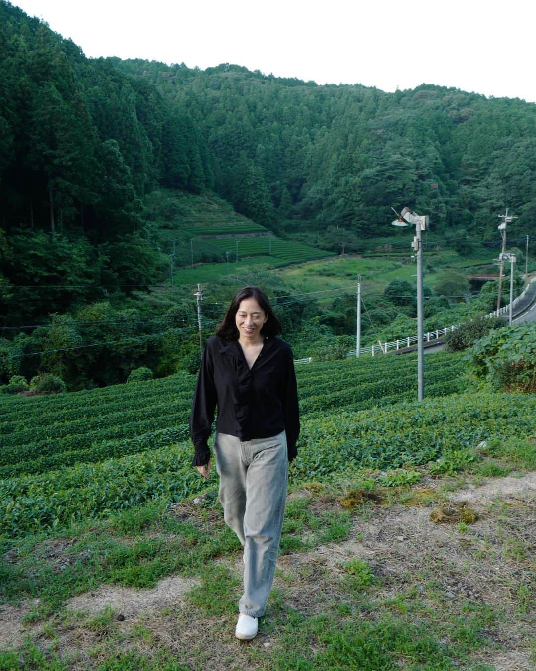 行方 久子 Hisako Namekataさんのインスタグラム写真 - (行方 久子 Hisako NamekataInstagram)「. 顔は寝ていますが🥱お茶をいただいてスッキリ。 後ろのお茶の木は樹齢100年は経っているものなんだって！  そういえば、 本日は新宿伊勢丹3階に @yleve_official のお店がオープンする！ ということで、佐賀からお祝いを。 おめでとうございまーす！  秋の新作のブラウスとデニムを着てきたよ。」9月20日 10時55分 - hisakonamekata