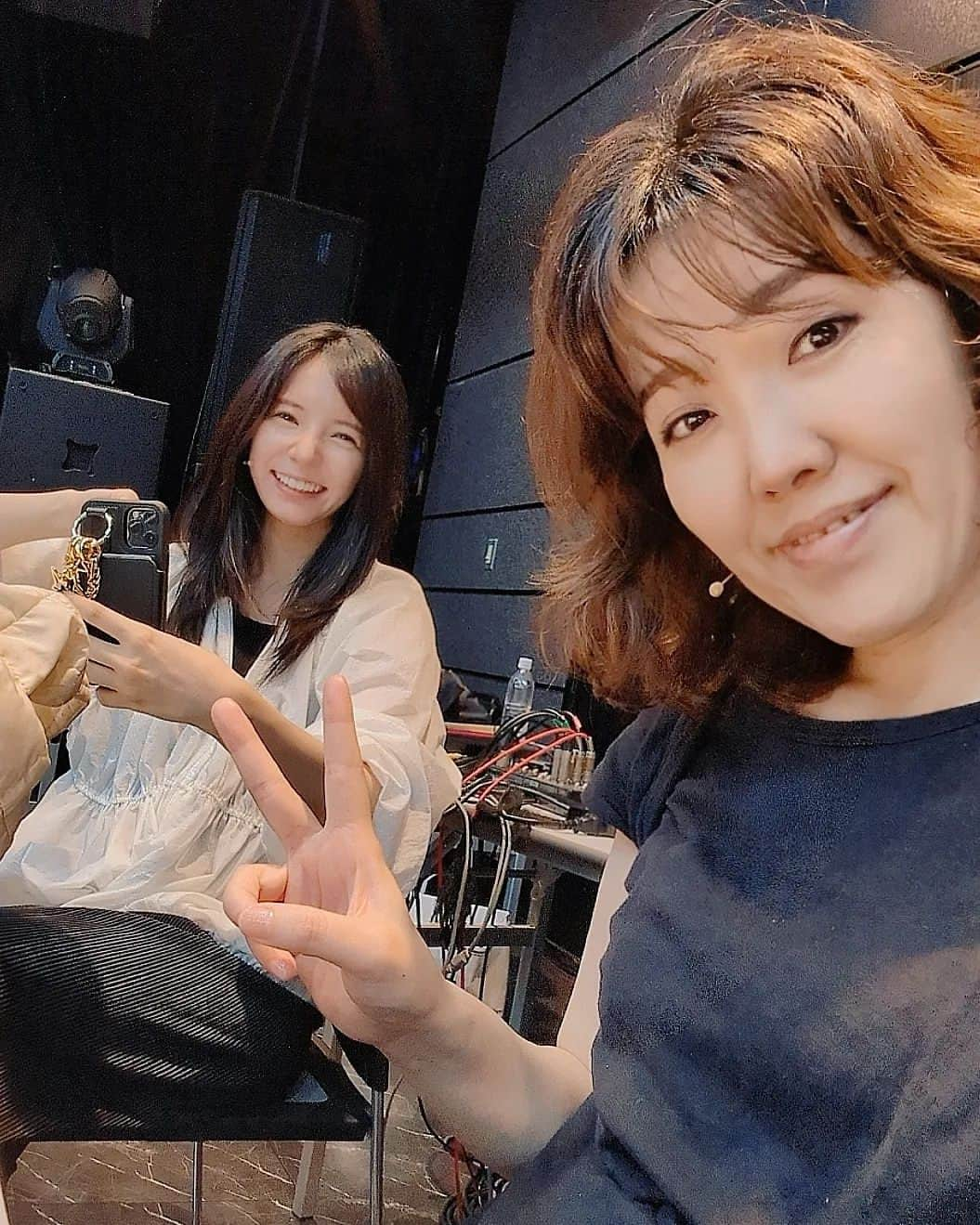 隅田美保さんのインスタグラム写真 - (隅田美保Instagram)「///  ありがとう♡  #隅田美保 #入来茉里 #顔合わせから隣の席 #勇気を出して話しかけた #気がつきゃ毎日一緒にいた #穴杉のマネージャー役の久住 #劇中では全く絡みなし #だけど一番一緒にいた #怒ったり笑ったり呆れたり #マジメな話もふざけた話もいっぱいした #つかず離れずの心地のいい関係 #たぶん私は入来茉里がスキ #まりちゃん世話になりました #これからもよろしくね」9月20日 10時58分 - miho_sumida1129