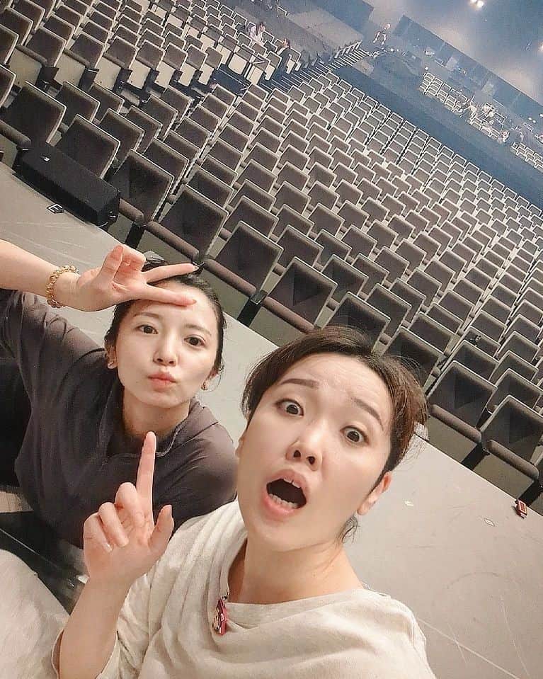 のインスタグラム：「///  ありがとう♡  #隅田美保 #入来茉里 #顔合わせから隣の席 #勇気を出して話しかけた #気がつきゃ毎日一緒にいた #穴杉のマネージャー役の久住 #劇中では全く絡みなし #だけど一番一緒にいた #怒ったり笑ったり呆れたり #マジメな話もふざけた話もいっぱいした #つかず離れずの心地のいい関係 #たぶん私は入来茉里がスキ #まりちゃん世話になりました #これからもよろしくね」