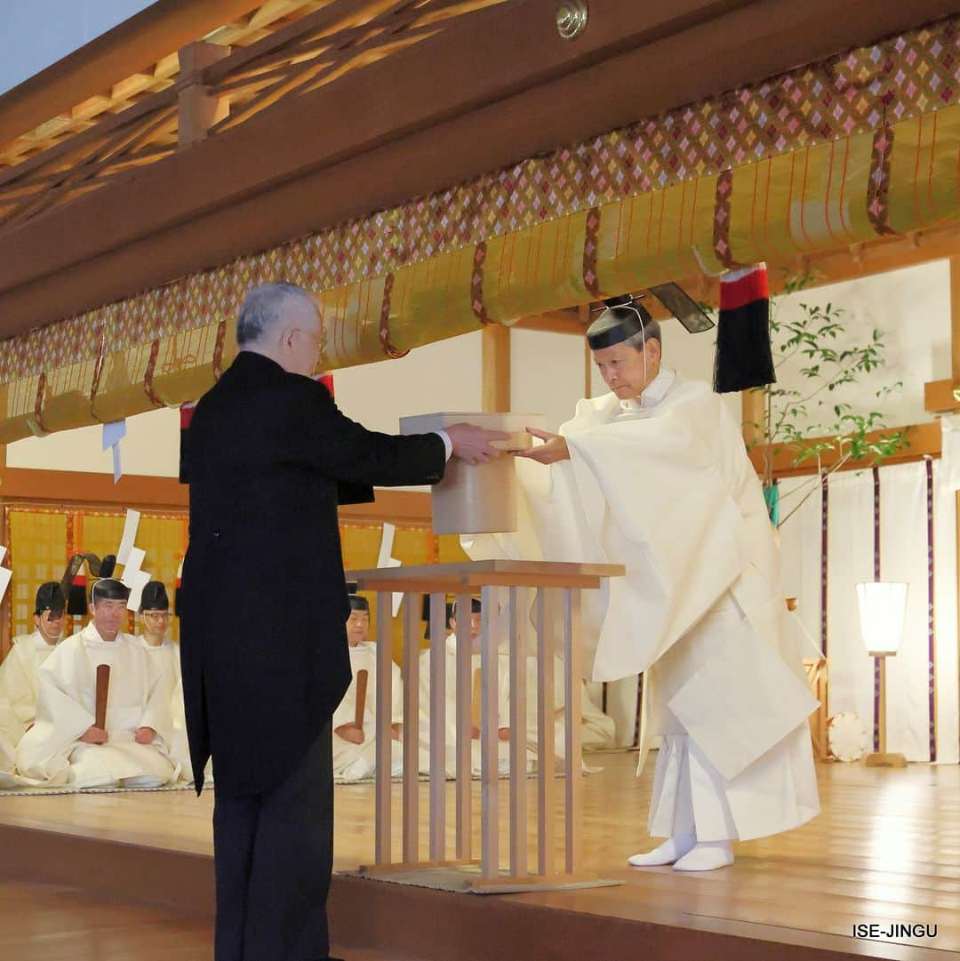 伊勢神宮さんのインスタグラム写真 - (伊勢神宮Instagram)「#伊勢神宮 #神宮 #神社 #心のふるさと #内宮 #神楽殿 #大麻暦頒布始祭 #神宮大麻 #神宮暦 #御神札 #神棚 #isejingu #jingu #soul_of_japan #japan #jinja #shinto #naiku #kaguraden #ritual #ofuda #kamidanarajma」9月20日 11時00分 - isejingu.official