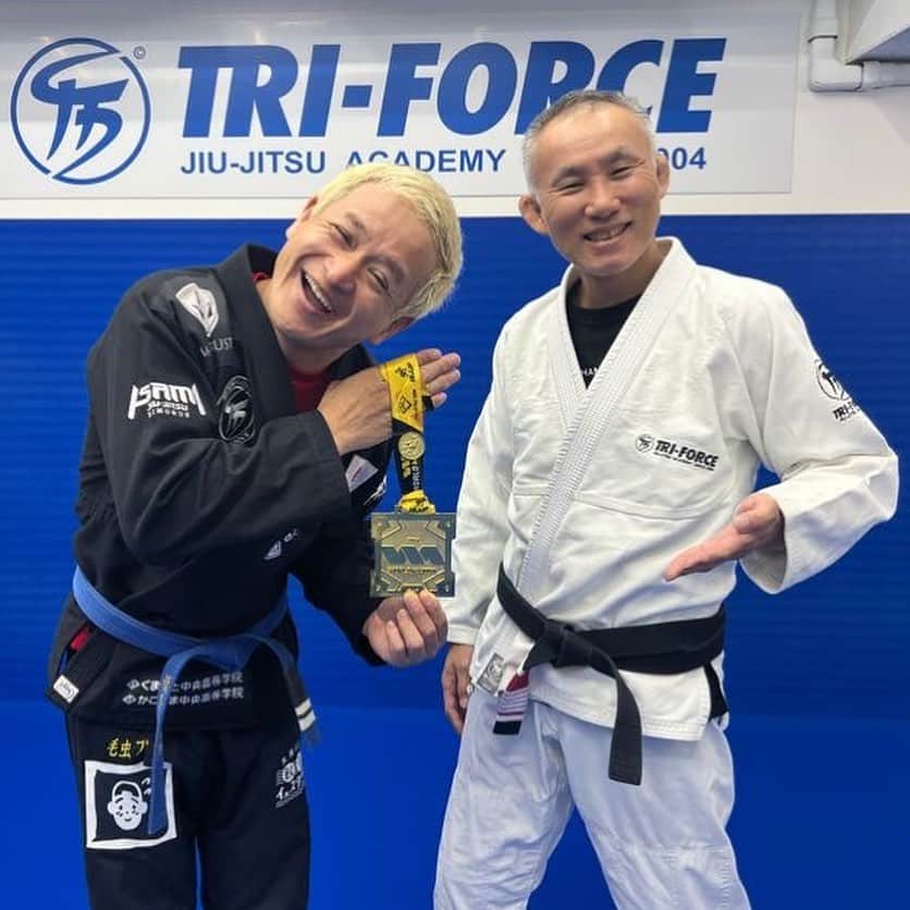 福島善成のインスタグラム：「昨日、ワールドマスター優勝報告会をトライフォース池袋で朝練終了時にやっていただきました❤︎  いつも御指導してくる早川先生をはじめ、山田先生、澤田先生、鈴木先生、練習してくる道場の皆様ありがとうございました❤︎  私は映画出演も決まり芸能人として遠い存在になるかもしれませんがいつも通り変わらず練習を宜しくお願い致します❤︎ 押忍❤︎  #triforcebji #jujitsu #bjj #トライフォース #ブラジリアン柔術 #triforcejiujitsuacademy」