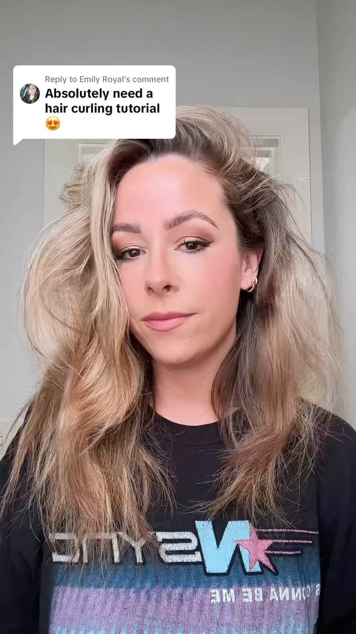 のインスタグラム：「Quick little hair curling tutorial. (Part 1) PS this shirt has been in big rotation as of lately! We are very excited about what’s going on 🤣 Also, IG needs longer videos! Thanks! #curlinghair #hairtutorial #hairstyleideas #curlyhairstyles #curlingironwaves」