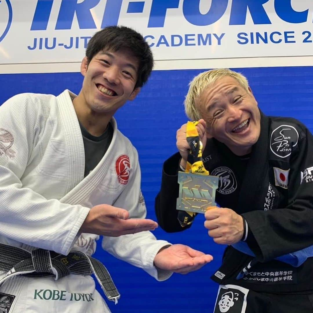 福島善成さんのインスタグラム写真 - (福島善成Instagram)「昨日、ワールドマスター優勝報告会をトライフォース池袋で朝練終了時にやっていただきました❤︎  いつも御指導してくる早川先生をはじめ、山田先生、澤田先生、鈴木先生、練習してくる道場の皆様ありがとうございました❤︎  私は映画出演も決まり芸能人として遠い存在になるかもしれませんがいつも通り変わらず練習を宜しくお願い致します❤︎ 押忍❤︎  #triforcebji #jujitsu #bjj #トライフォース #ブラジリアン柔術 #triforcejiujitsuacademy」9月20日 11時00分 - fukushimayoshinari