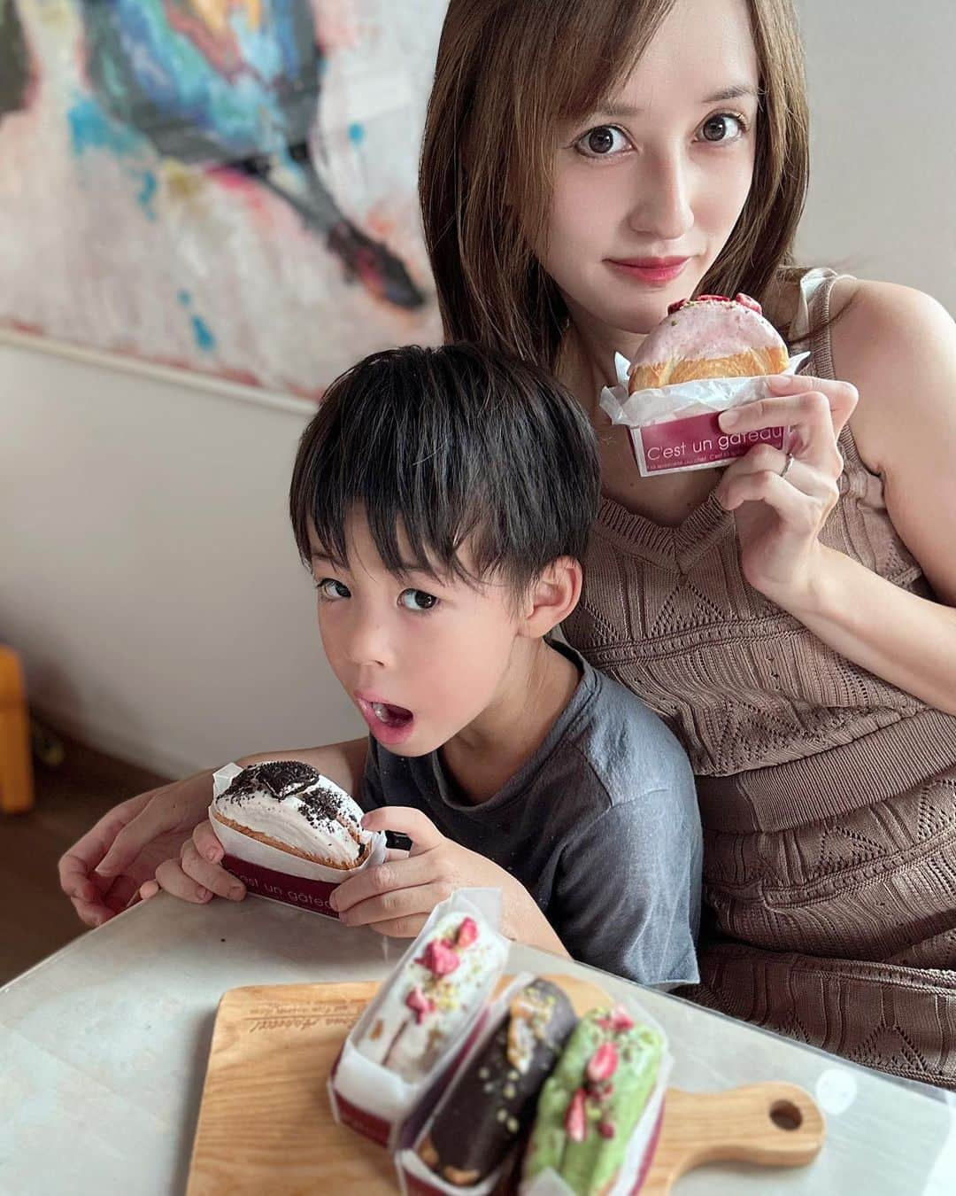 奥山絵里奈のインスタグラム：「ずーっと気になっていた 話題の#シュプリームクロワッサン　🥐  @yummymummy.sweets 💓  お取り寄せしました 🥰  有名な #ヤミマミ さんのスイーツなので間違いなし✌️  ニューヨークのベーカリーで誕生しフランス、パリでも大流行になったシュプリームクロワッサン🥐  クロワッサン生地を渦巻き状に焼き上げてあるので 丸くて 上にチョコレートなどでデコレーションされていて とっても可愛い〜😍💓  冷凍で届いたので 解凍15分するだけで 簡単おやつに🎵  クロワッサンはふわふわで チョコがぱりぱり 中はホイップクリームが入っていて 程よい甘さで とっても美味しかった💓  上のチョコのフレーバーが 繊細で 一個一個味が違って そこも楽しめました！ 紅茶チョコ味だったりオレオ味だったり🎵  パンなので 満足感もバッチリ🥰💓  店舗に行かなくても おうちで楽しめるので オススメです💓  @yummymummy.sweets  #カラキャス #キッチンブルズ #クロワッサン #シュプリーム #ヤミマミ #新感覚スイーツ #お取り寄せスイーツ #お取り寄せグルメ #お取り寄せパン #お取り寄せお菓子 #クロワッサン好き #おやつ時間 #おうちカフェ#映えスイーツ#PR」