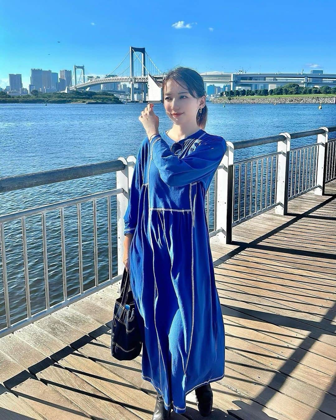 戸崎奈津のインスタグラム：「お台場エリアをお散歩〜🗼  @mivialoca のロングワンピースお気に入り✨  ネイルの予約アプリ【ネイリー】の、 １０月の招待クーポン！  招待コード👉【KHT75L】  なんと5千円分！すごい✨ 使ってね✨  #Tokyo #お台場 #Odaieakaihinkoen #mivialoca #ワンピース#Tシャツワンピ#配色ステッチ#ギャザーワンピ  #大人カジュアル #tokyo #レインボーブリッジ #rainbowbridge #odaiba #tokyophotospot  #アプレトロ #ZOZOTOWN #ワンピース #コーディネート #シンプルコーデ #ネイリー #ネイリー招待コード #ネイリークーポン」