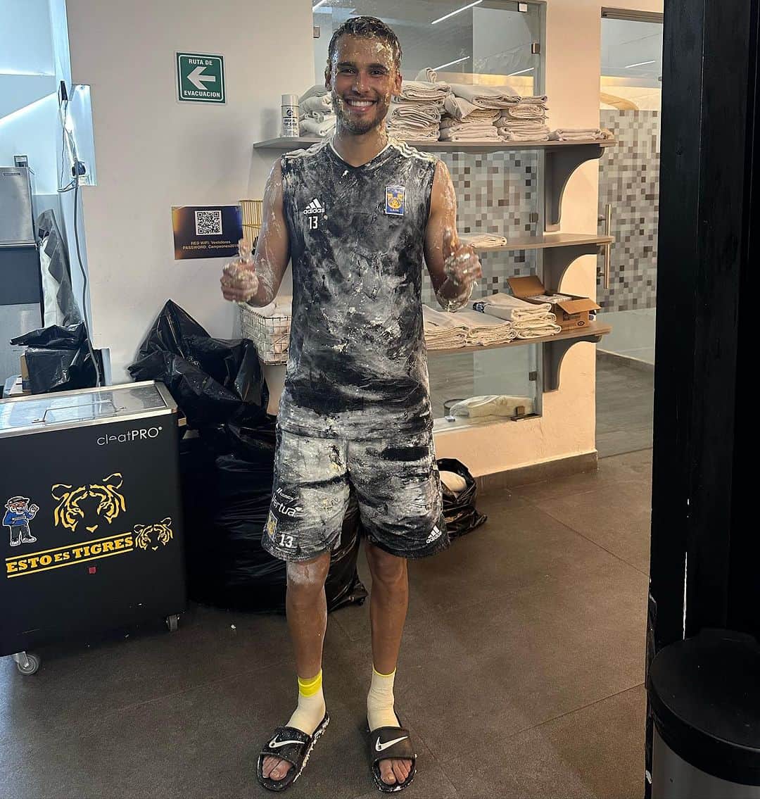 ディエゴ・レジェスのインスタグラム：「Feliz y bendecido de cumplir un año más de vida! Muchas gracias a todos por sus mensajes y muestras de cariño, estoy seguro que será un año espectacular! 🥳🎂  PD: Claramente los de mi equipo me aman! 😂」