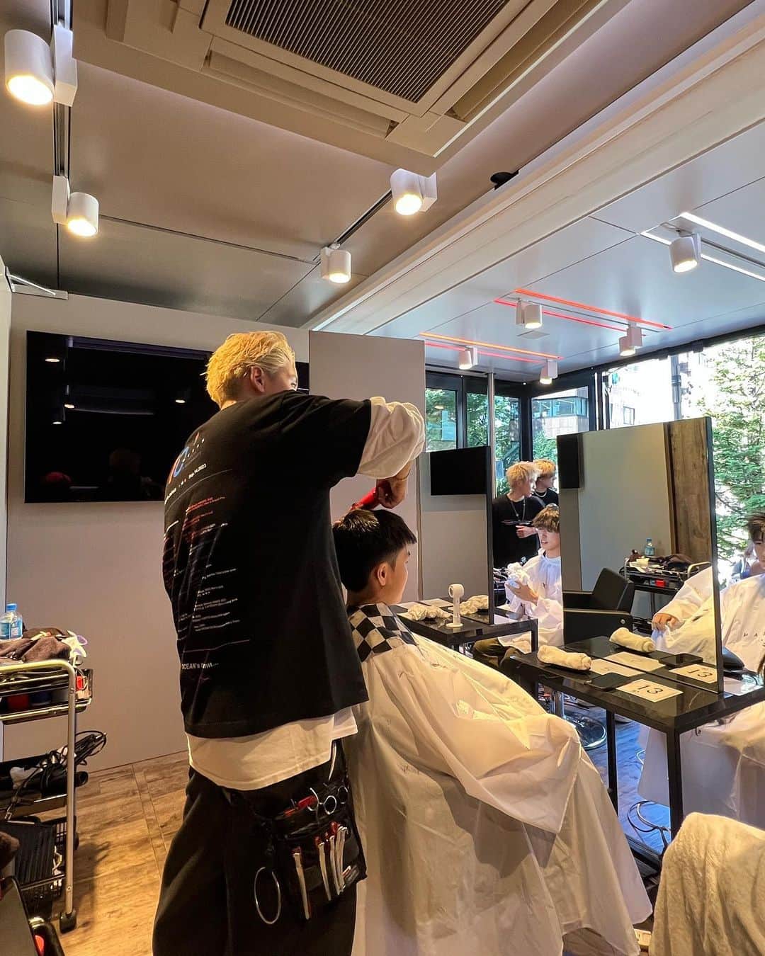 島崎力斗のインスタグラム：「10周年のイベントありがとうございました🔥 久しぶりに色々な店舗の人と仕事ができてめちゃくちゃ楽しい1日でした！  11年目も気合い入れてやっていきます！  #oceantokyo#oceantokyo10th #無料カットイベント#島崎力斗」