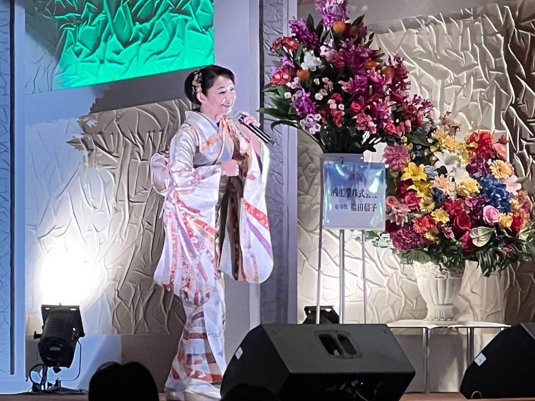 のインスタグラム：「長島温泉「湯あみの島」 本日、最終日になります😊 今回はイレギュラーの長島温泉❗️４日間❗️ 新たなご縁をたくさんいただき楽しい嬉しい時間を過ごすことが出来ました。 あと、２回のステージ🎤頑張りまぁーす。 １回目　13:00〜 ２回目　15:30〜 お待ちしております😁 #長島温泉 #湯あみの島 #感謝 #楽しい #嬉しい #enka #singer」