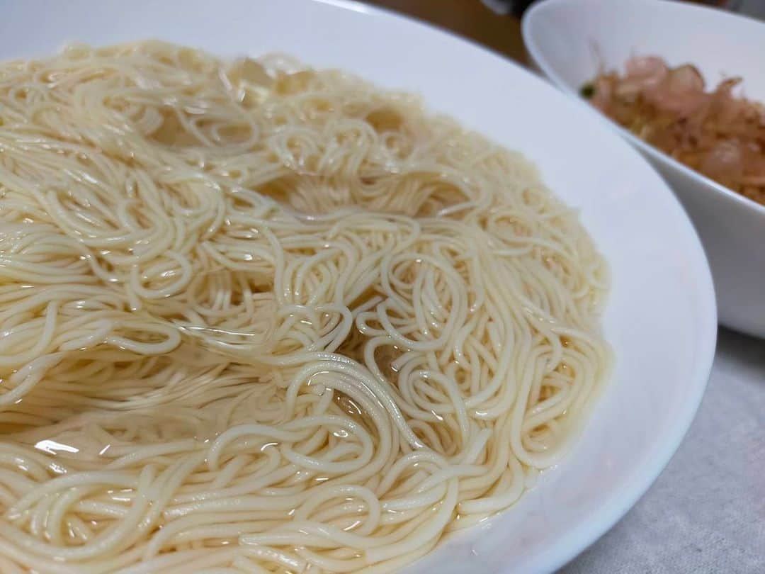 大河壮太さんのインスタグラム写真 - (大河壮太Instagram)「夕ご飯  そうめんと油そうめん  買い置きそうめん 買い置き冷凍油揚げ 乾燥わかめ 鰹節  買い物行かずに簡単料理  #夫婦飯 #宮城県 #仙台 #移住 #お野菜太郎」9月20日 11時10分 - 0831taro