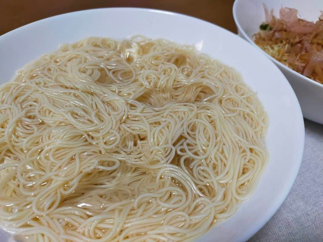 大河壮太さんのインスタグラム写真 - (大河壮太Instagram)「夕ご飯  そうめんと油そうめん  買い置きそうめん 買い置き冷凍油揚げ 乾燥わかめ 鰹節  買い物行かずに簡単料理  #夫婦飯 #宮城県 #仙台 #移住 #お野菜太郎」9月20日 11時10分 - 0831taro