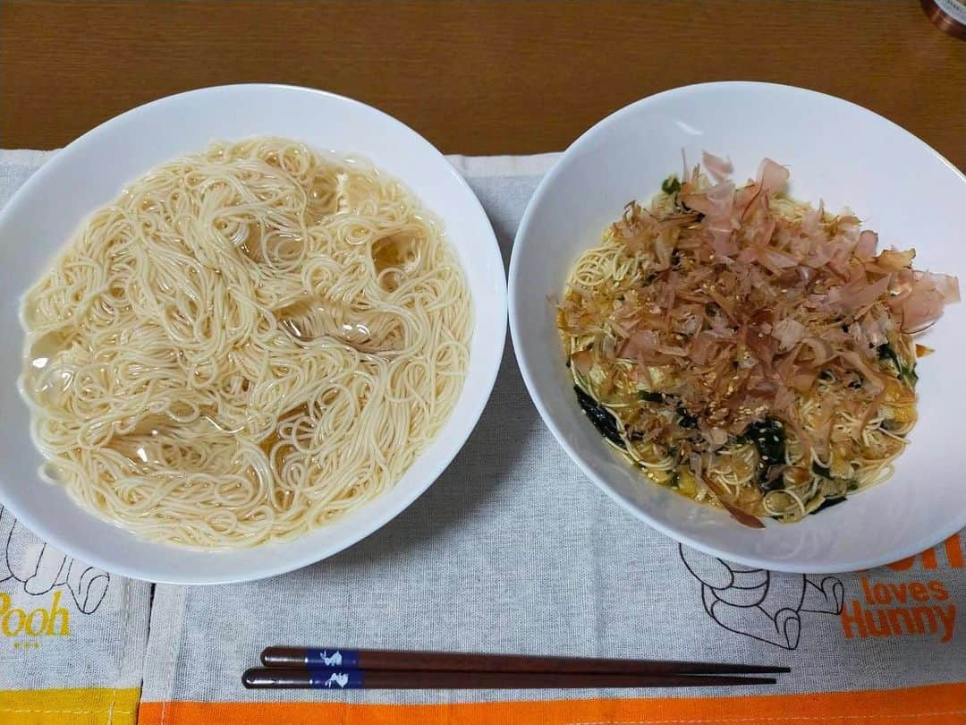 大河壮太のインスタグラム：「夕ご飯  そうめんと油そうめん  買い置きそうめん 買い置き冷凍油揚げ 乾燥わかめ 鰹節  買い物行かずに簡単料理  #夫婦飯 #宮城県 #仙台 #移住 #お野菜太郎」