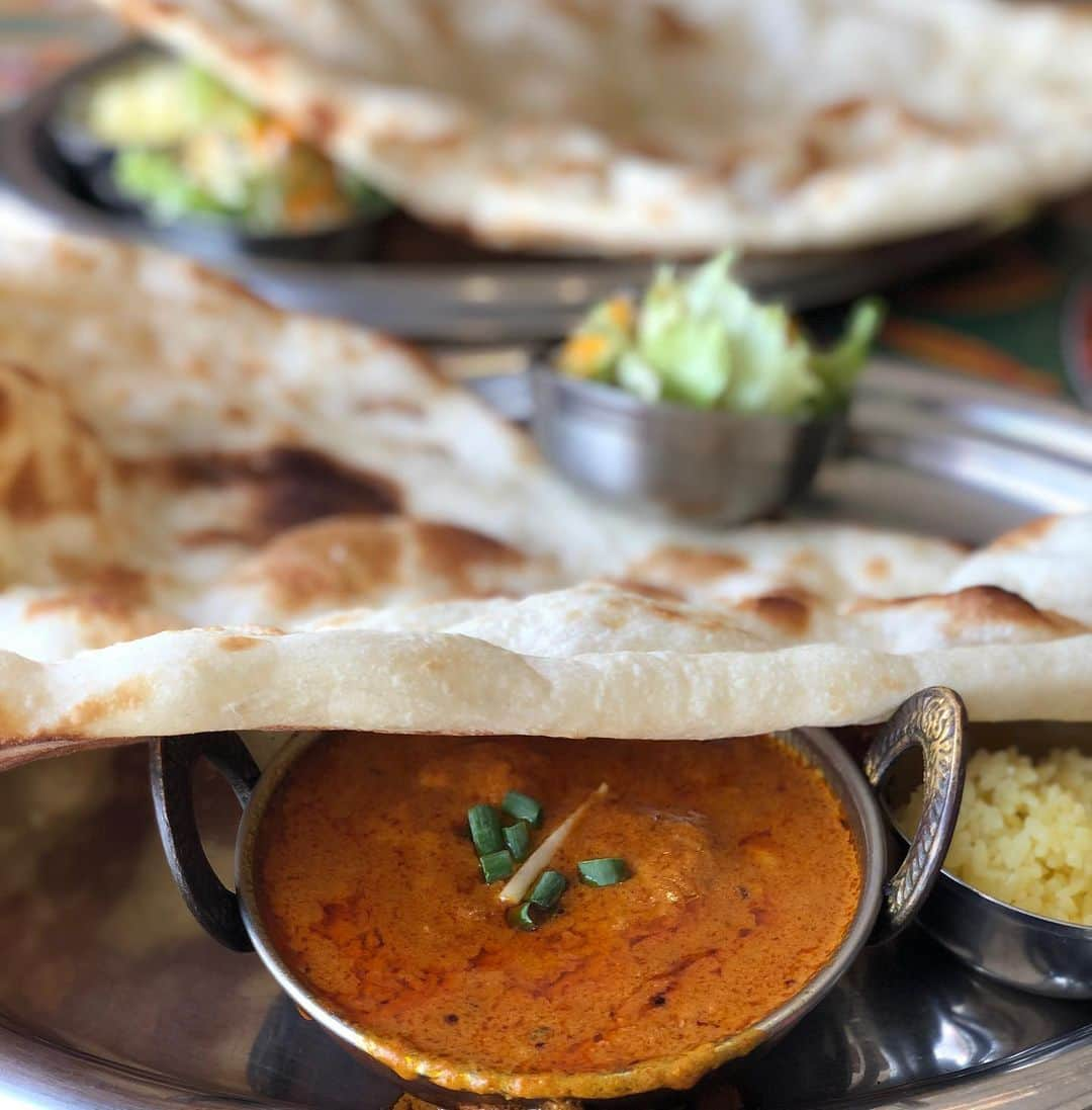 佐藤弥生さんのインスタグラム写真 - (佐藤弥生Instagram)「🍛 先日のlunchは初訪問のインディアンレストラン・スジャータさん✨ 🌶️辛いので普通の味から試して下さい。 と、来た〜🤣 かなり大きなナン🫓と自家栽培サラダ、ラッシー💛 インドのナンはこの倍ですから驚かないでコレ小さいのよって😆  一口めからスパイスの量が凄〜い‼️コレが本場の味って事❓ 小麦粉が入っていない？と！ 食べ切れない量で、ランチは890円と超お得😋 ほしのあきちゃんはじめ、お友達や生徒さん皆んなが大絶賛のカレー屋 さん流石でした😆  辛いのが苦手な私は腸がキュルキュル〜😅いつも甘よりの普通の辛さなもんで... メニューも沢山あるので、また是非行きたいな♪（お腹の調子を整えてw） お店の前で撮ってもらったら、現地人みたい〜w 4枚目▶️暑いね〜！辛いね〜！ って、33度の猛暑日なのにクーラーがOFFに💦 暑さまでインド🇮🇳を味わえた💦w 📺かなり昔、深夜放送で竹中直人さんがナンを何枚も背負ってた番組を思い出しました。 知ってる人いるかな？？w #うしく#牛久ランチ#牛久#スジャータ#インドカレー牛久#うしくグルメ#恋のバカンス#ナン男」9月20日 11時11分 - yayoyayo_s