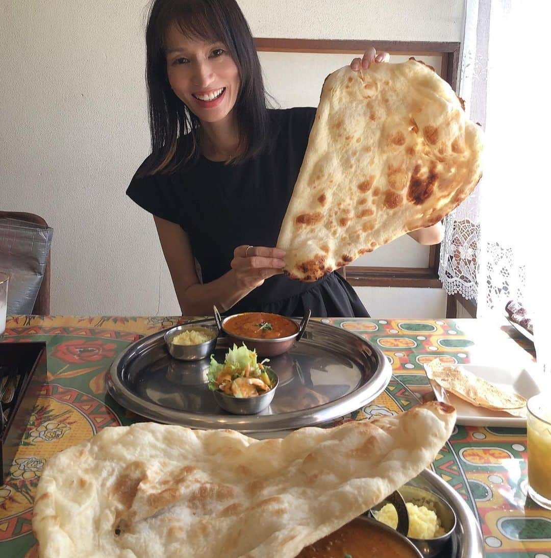 佐藤弥生さんのインスタグラム写真 - (佐藤弥生Instagram)「🍛 先日のlunchは初訪問のインディアンレストラン・スジャータさん✨ 🌶️辛いので普通の味から試して下さい。 と、来た〜🤣 かなり大きなナン🫓と自家栽培サラダ、ラッシー💛 インドのナンはこの倍ですから驚かないでコレ小さいのよって😆  一口めからスパイスの量が凄〜い‼️コレが本場の味って事❓ 小麦粉が入っていない？と！ 食べ切れない量で、ランチは890円と超お得😋 ほしのあきちゃんはじめ、お友達や生徒さん皆んなが大絶賛のカレー屋 さん流石でした😆  辛いのが苦手な私は腸がキュルキュル〜😅いつも甘よりの普通の辛さなもんで... メニューも沢山あるので、また是非行きたいな♪（お腹の調子を整えてw） お店の前で撮ってもらったら、現地人みたい〜w 4枚目▶️暑いね〜！辛いね〜！ って、33度の猛暑日なのにクーラーがOFFに💦 暑さまでインド🇮🇳を味わえた💦w 📺かなり昔、深夜放送で竹中直人さんがナンを何枚も背負ってた番組を思い出しました。 知ってる人いるかな？？w #うしく#牛久ランチ#牛久#スジャータ#インドカレー牛久#うしくグルメ#恋のバカンス#ナン男」9月20日 11時11分 - yayoyayo_s