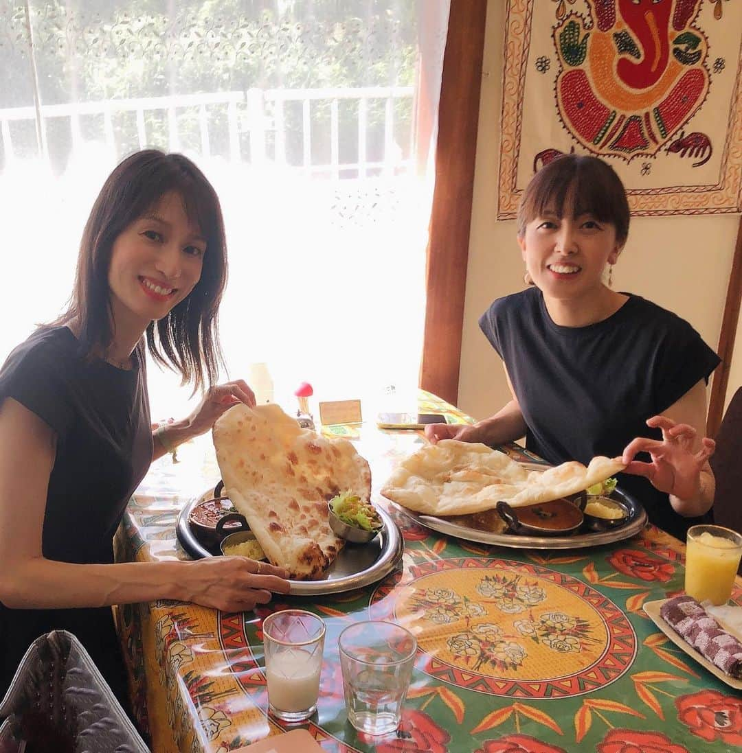 佐藤弥生のインスタグラム：「🍛 先日のlunchは初訪問のインディアンレストラン・スジャータさん✨ 🌶️辛いので普通の味から試して下さい。 と、来た〜🤣 かなり大きなナン🫓と自家栽培サラダ、ラッシー💛 インドのナンはこの倍ですから驚かないでコレ小さいのよって😆  一口めからスパイスの量が凄〜い‼️コレが本場の味って事❓ 小麦粉が入っていない？と！ 食べ切れない量で、ランチは890円と超お得😋 ほしのあきちゃんはじめ、お友達や生徒さん皆んなが大絶賛のカレー屋 さん流石でした😆  辛いのが苦手な私は腸がキュルキュル〜😅いつも甘よりの普通の辛さなもんで... メニューも沢山あるので、また是非行きたいな♪（お腹の調子を整えてw） お店の前で撮ってもらったら、現地人みたい〜w 4枚目▶️暑いね〜！辛いね〜！ って、33度の猛暑日なのにクーラーがOFFに💦 暑さまでインド🇮🇳を味わえた💦w 📺かなり昔、深夜放送で竹中直人さんがナンを何枚も背負ってた番組を思い出しました。 知ってる人いるかな？？w #うしく#牛久ランチ#牛久#スジャータ#インドカレー牛久#うしくグルメ#恋のバカンス#ナン男」