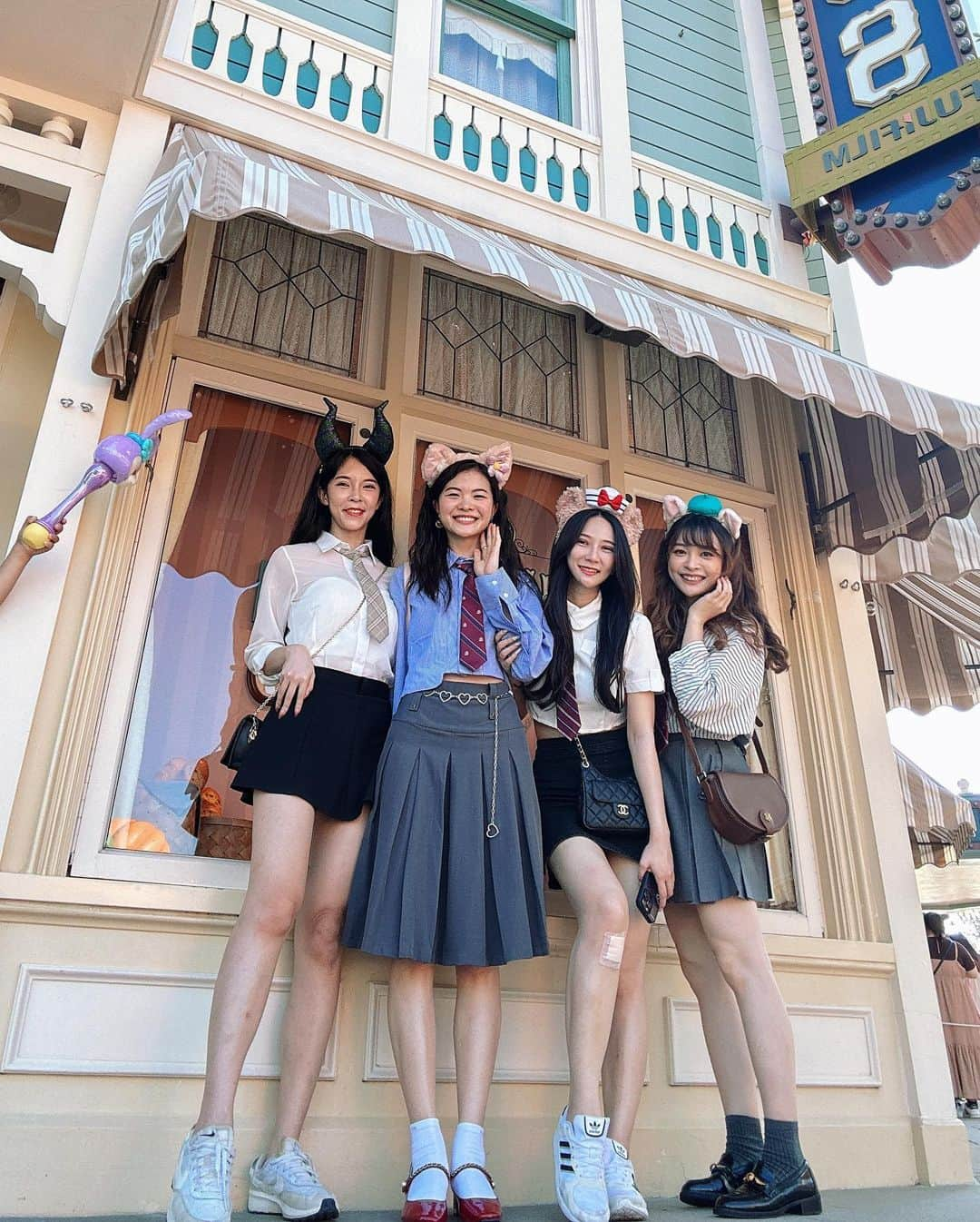 漢娜Hannahのインスタグラム：「Celebrating @momoliang birthday in Disney 🤍🤍🤍🤍  #迪士尼 #迪士尼樂園 #香港迪士尼樂園 #hongkong #香港」