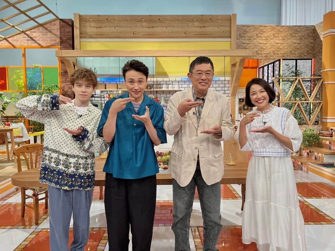 羽田美智子のインスタグラム：「おはようございます！ 今夜19:00から テレビ朝日『朝メシまで。』が放送になります。  深夜に働いてらっしゃる方達の朝メシまでを取材された番組で  殆どの人が寝てる間に  知らない世界があるんだなーと  頭が下がる思いばかりの ドキュメンタリーでした。  素敵な番組ですので是非見てくださいね‼️  では私はお稽古に行ってきます💨  皆様も素敵な1日を☝️  #朝メシまで」