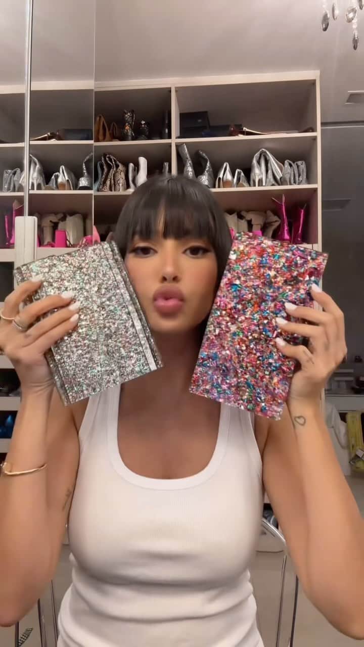 Gabriela Salesのインスタグラム：「Do nadyson… Unboxing Jimmy Choo X Alternativa Shein. Qual gostaram mais? A pessoa postando um vídeo de 3 minutos, meia noite, sem música tá implorando o flop kkk. Mas esse é meu jeitinho de procrastinar pra não fazer a mala 👁️👄👁️ kkk Gostaram? #ricaunboxing #ricomprasshein」