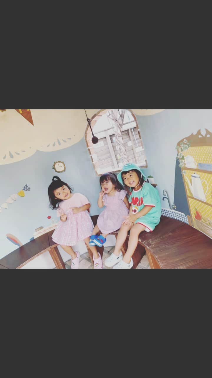 三浦絵里菜のインスタグラム：「子供たちの成長👧🏻👧🏻👧🏻 嬉しい楽しい🥰  いつもありがとう💓 @s2yuuukaaa  @hahaha.ww   #3歳 #2歳 #1歳 #子供のいる暮らし  #幼馴染 #女子会  #楽しかった  #喧嘩もするけど仲良し  @cafe_craft_  美味しかった楽しかった💓」