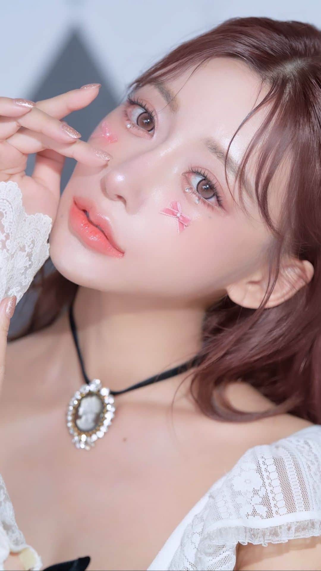明日花キララのインスタグラム：「@flurry.contact の愛されうさぎが ずっと爆売れしてるのでビジュを新しく追加するそうです！！ やっぱ盛れます！🐇」