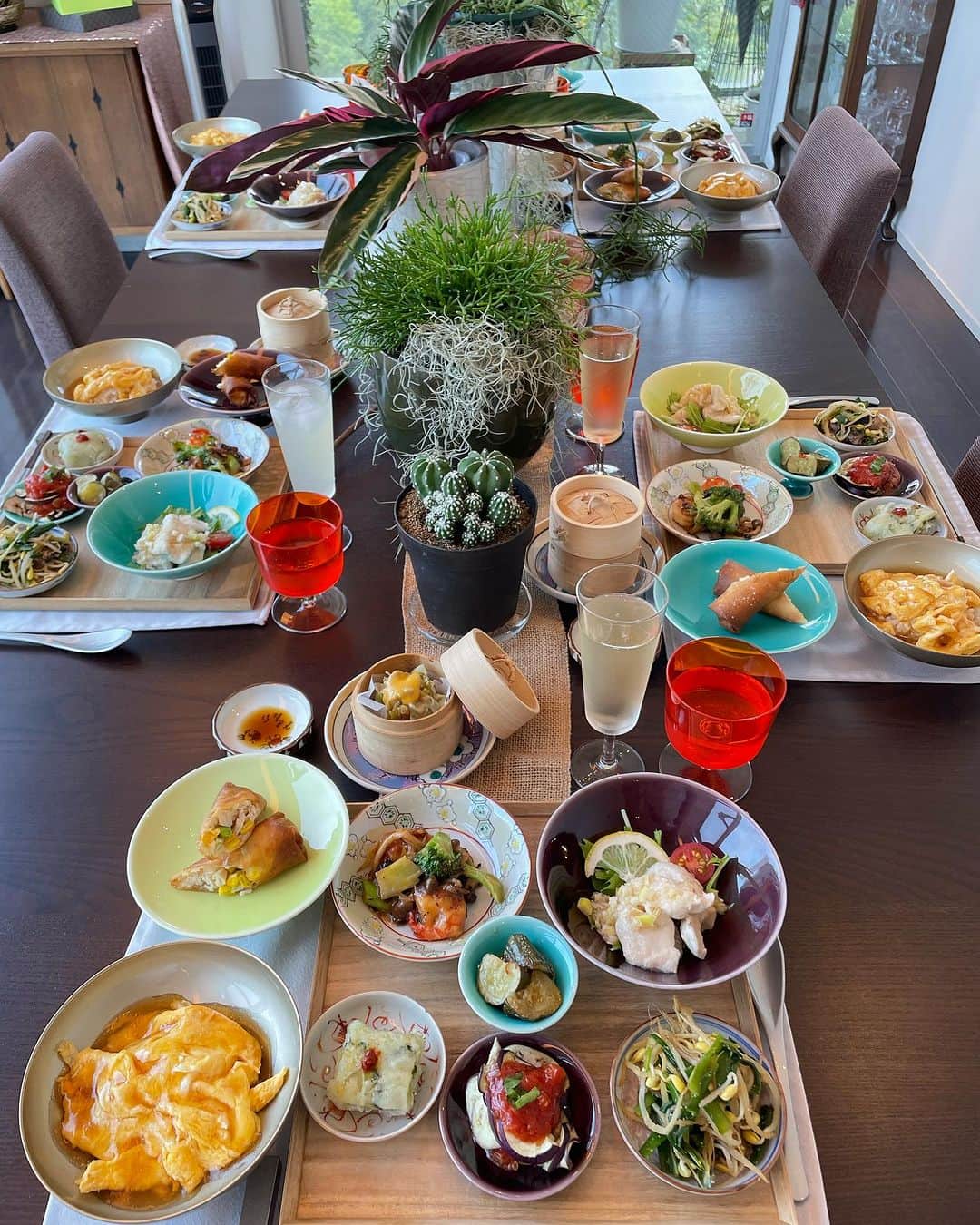 小川薫さんのインスタグラム写真 - (小川薫Instagram)「【中華レッスン】 . 7月にスタートした「中華レッスン」が先週で無事に終了しました。ご参加くださった皆さまありがとうございます！  暑いシーズンなので調理時間もなるべく短くなるように工夫し、旬の食材を使って食べたくなる、また作りたくなる料理を10品ご紹介しました。 レッスンがスムーズに進むようにいつも全力でサポートしてくれるスタッフたちにも感謝です。  10月7日からは早くも今年さいごのクリスマスレッスンが始まります。いつもご参加くださっている生徒さんもお久しぶりの方も、初めましての方もぜひお待ちしています🎄 . #santafe #サンタフェ　#中華料理教室  #おもてなし中華　#Chinoiserie #salondeclover  #サロンドクローバー #小川薫 #料理研究家　#テーブルコーディネーター #堀江 #料理教室　#料理教室大阪　#大阪料理教室 #cookingclass  #tablesetting」9月20日 11時27分 - salondeclover