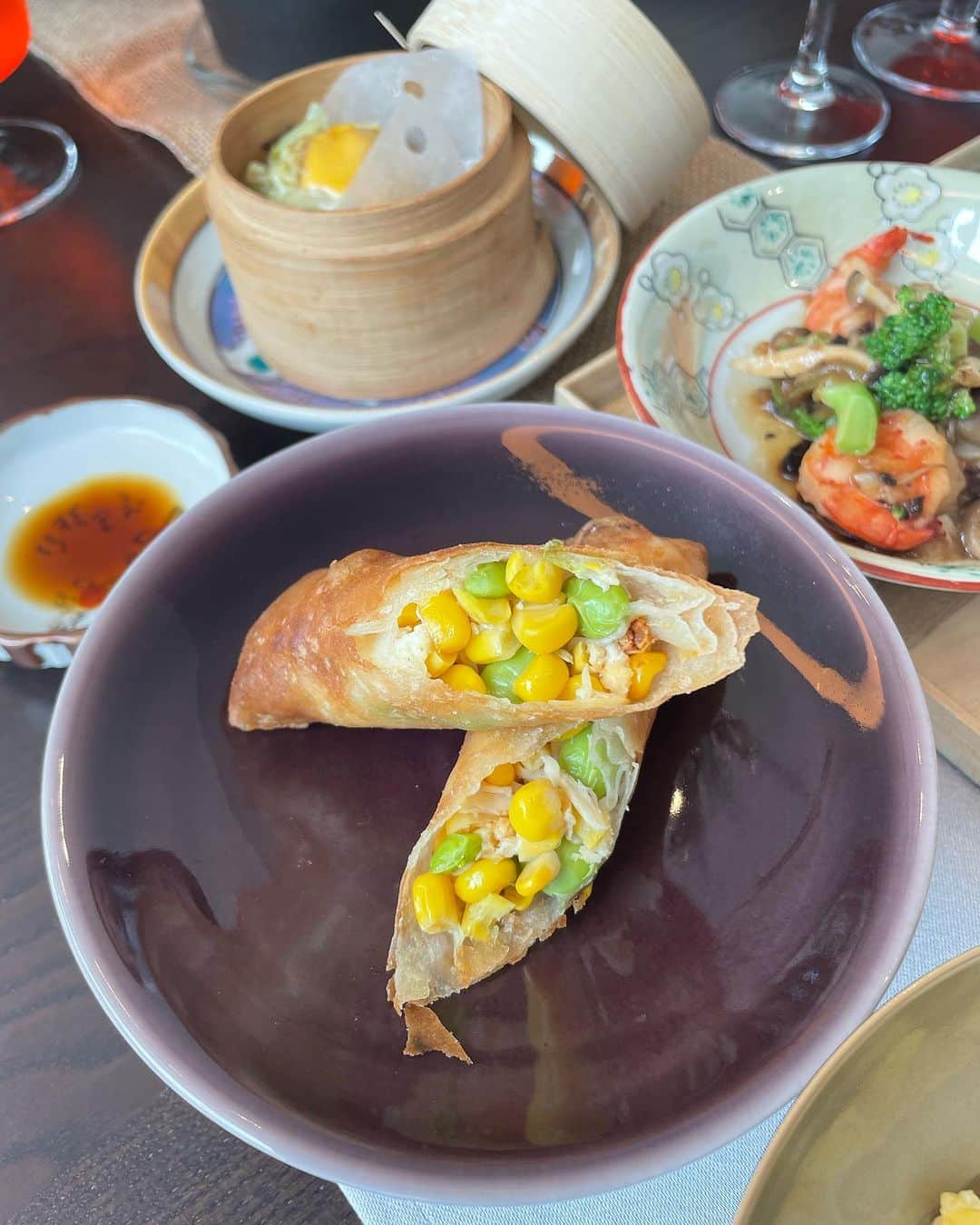 小川薫さんのインスタグラム写真 - (小川薫Instagram)「【中華レッスン】 . 7月にスタートした「中華レッスン」が先週で無事に終了しました。ご参加くださった皆さまありがとうございます！  暑いシーズンなので調理時間もなるべく短くなるように工夫し、旬の食材を使って食べたくなる、また作りたくなる料理を10品ご紹介しました。 レッスンがスムーズに進むようにいつも全力でサポートしてくれるスタッフたちにも感謝です。  10月7日からは早くも今年さいごのクリスマスレッスンが始まります。いつもご参加くださっている生徒さんもお久しぶりの方も、初めましての方もぜひお待ちしています🎄 . #santafe #サンタフェ　#中華料理教室  #おもてなし中華　#Chinoiserie #salondeclover  #サロンドクローバー #小川薫 #料理研究家　#テーブルコーディネーター #堀江 #料理教室　#料理教室大阪　#大阪料理教室 #cookingclass  #tablesetting」9月20日 11時27分 - salondeclover