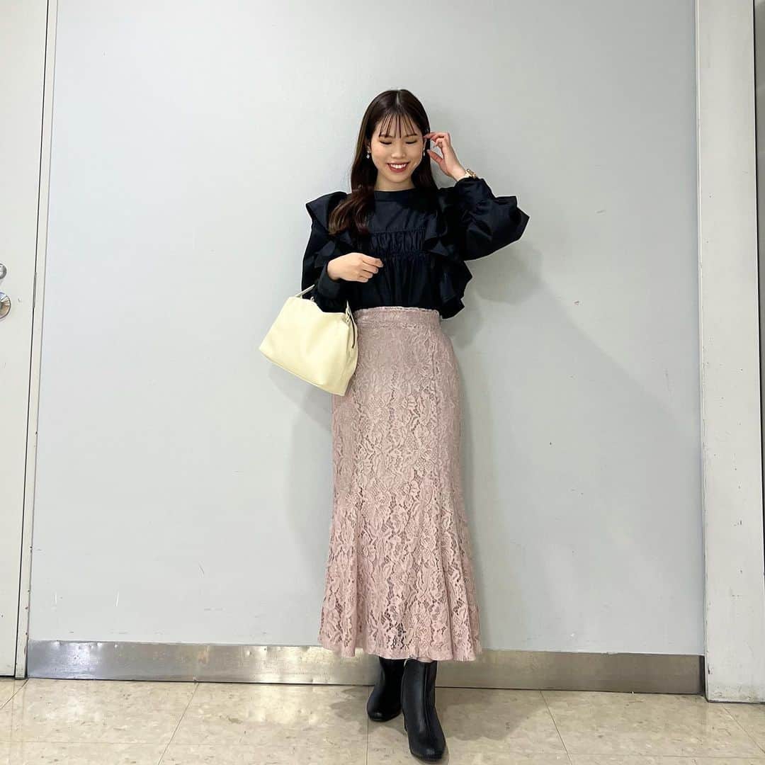 神戸レタス三宮店のインスタグラム：「・  .   華やかなフリルデザインで1枚で着映えする ボリュームスリーブブラウス🥺✨✨ デニム合わせでガーリーすぎない大人ぽい着こなしもおススメです🤭  ↓タグ付けできなかった品番↓ 👚🏷️C6901 👖🏷️3441  ・ ・  ▶︎▶︎▶︎STAFF たにぴ　155cm(梅田店) ・ ・  #kobelettuce#神戸レタス#プチプラコーデ#プチプラ#大人女子#おしゃれ女子 #coordinate#ootd#ootdfashion#コーデ#コーディネート#fashion#今日のコーデ#おしゃれさんと繋がりたい #秋服 #秋服コーデ #osaka#大阪#HEP_SHOPS#20代ファッション#キレいめコーデ#フリルブラウスコーデ#マーメイドスカート#レタジョ#hep#aeonmall_toyokawa_topic」